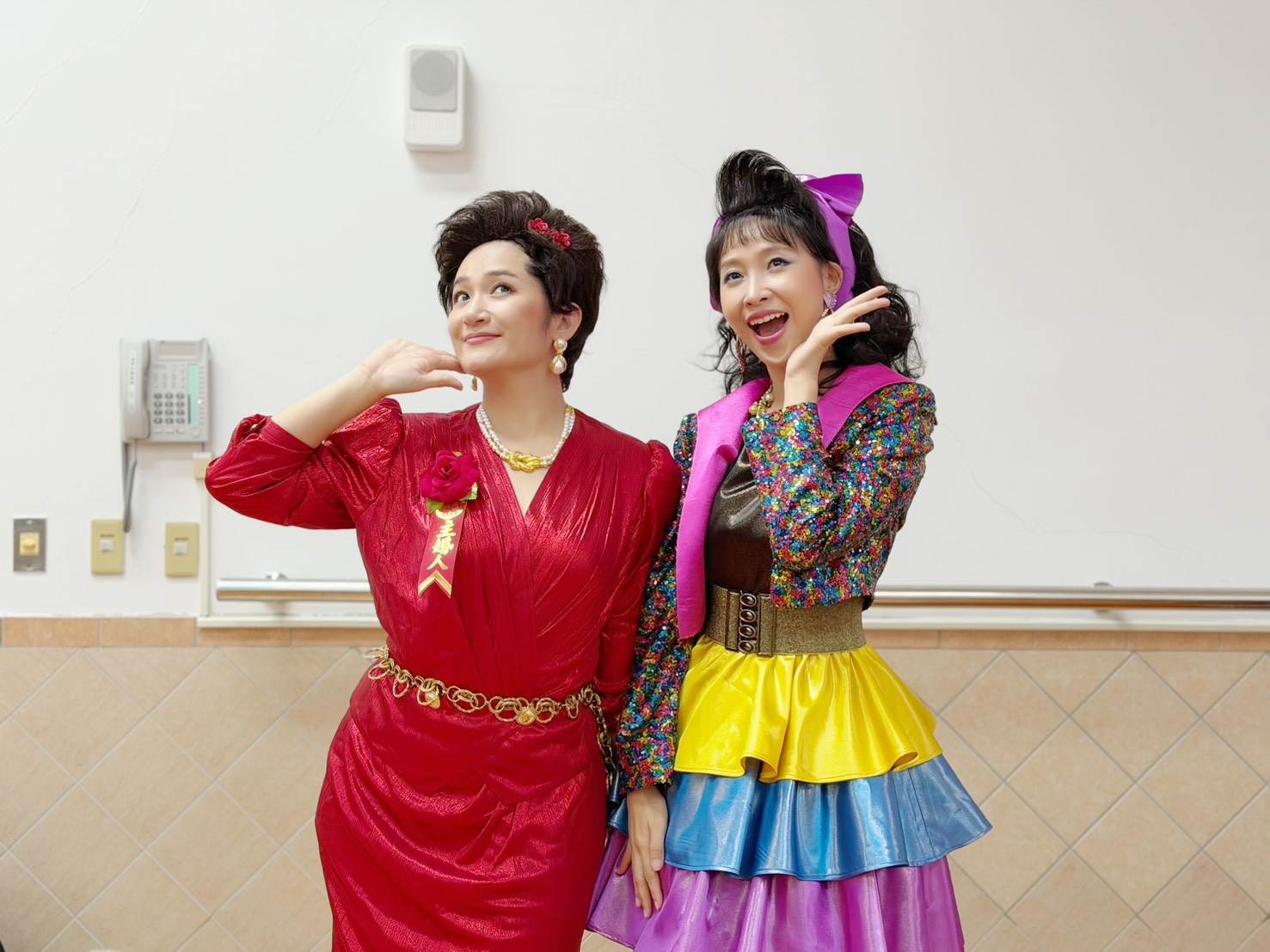 黃云歆（右）與羅美玲在《一村喜事：康樂隊來了》走懷舊復古風，造型超級華麗。（圖／金星文創提供）
