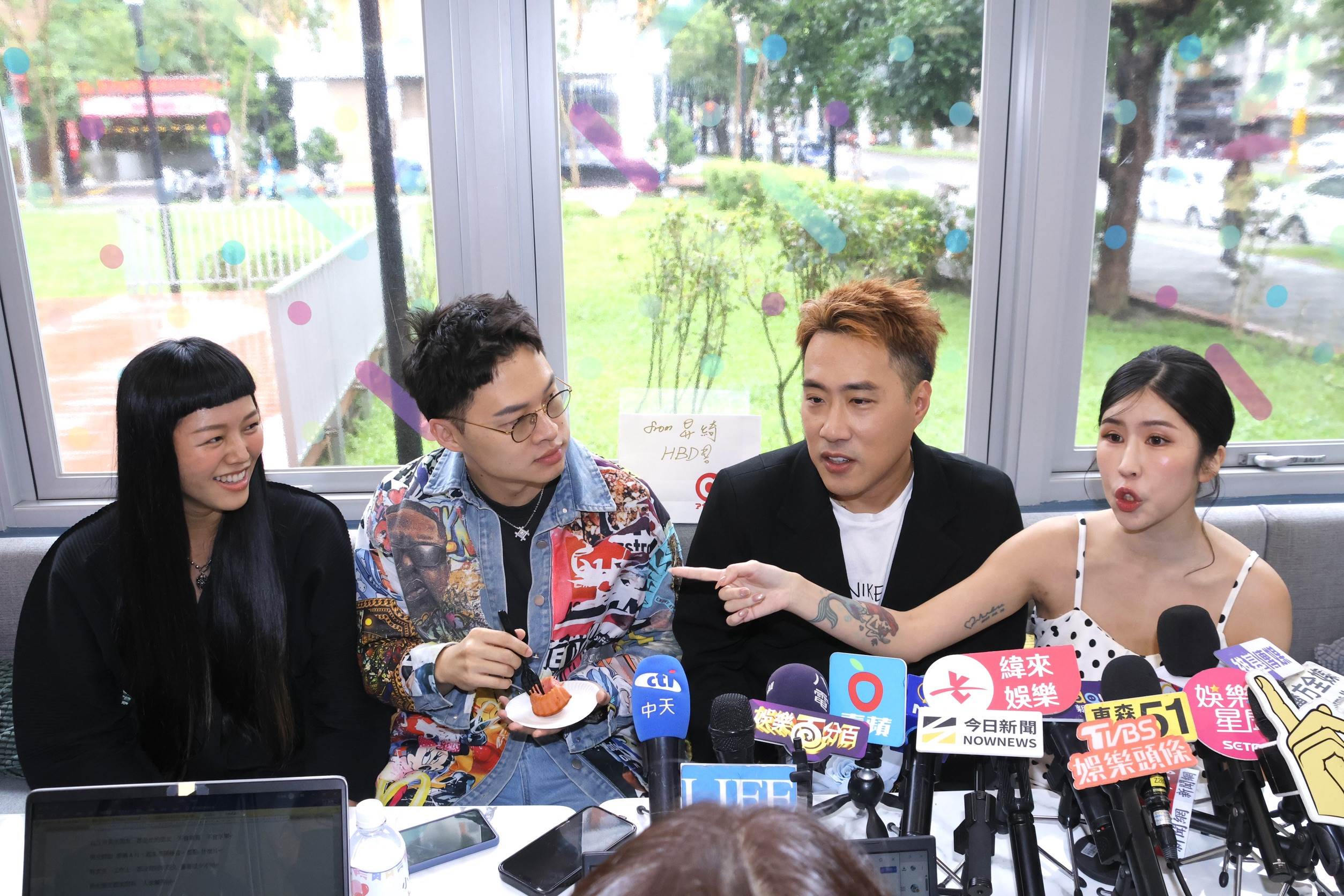 圖楊昇達帶著妻子若綺前來祝賀余祥銓與柔柔愛女生日。（圖／東森娛樂）