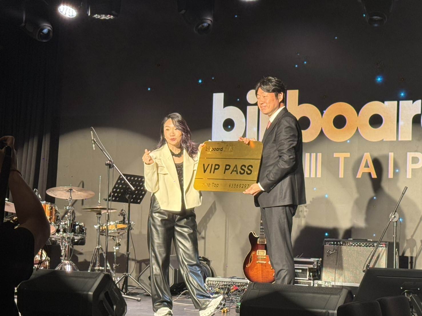 陶晶瑩（陶子）現場親領 Billboard Live TAIPEI VIP 金卡。（圖／記者楊雅芸攝）