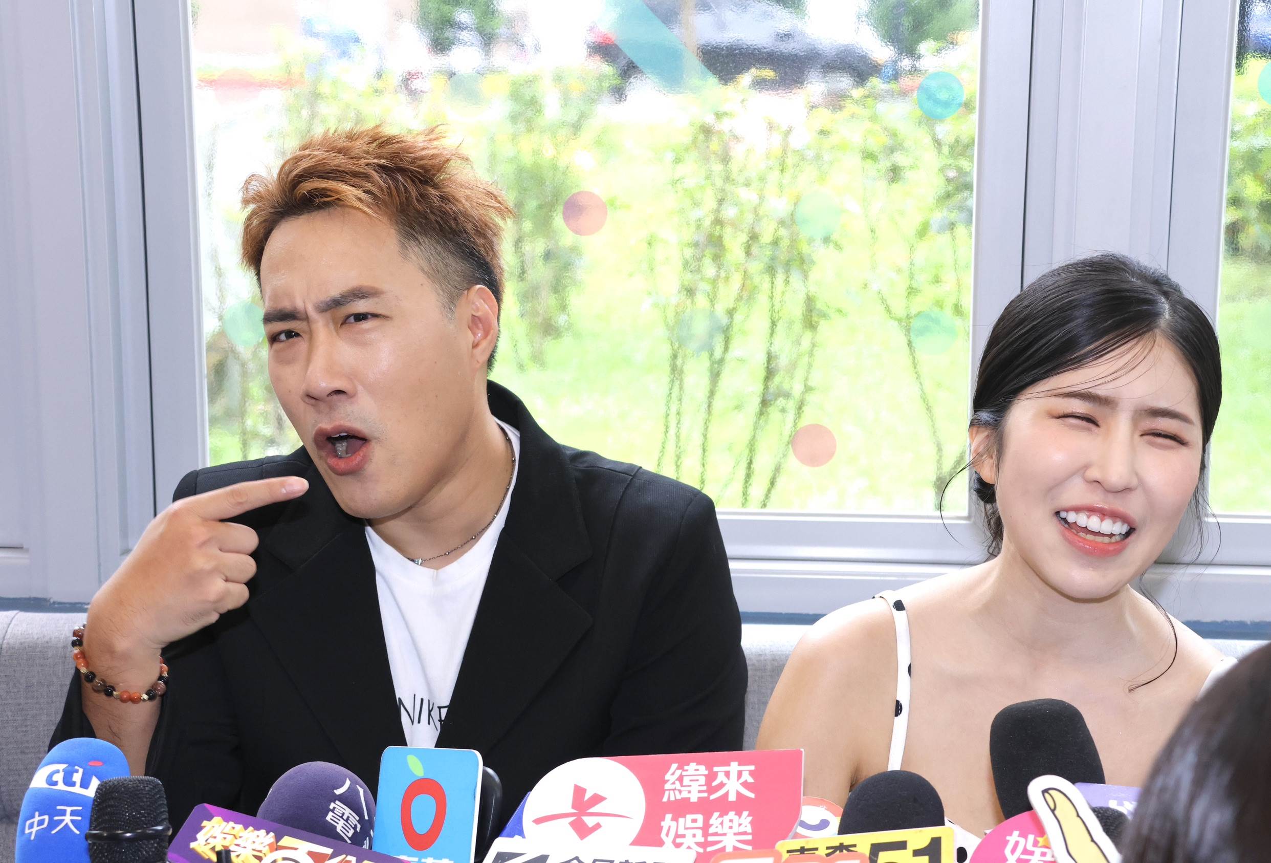 余祥銓坦認因僵直性脊椎炎而未當兵。（圖／東森娛樂）