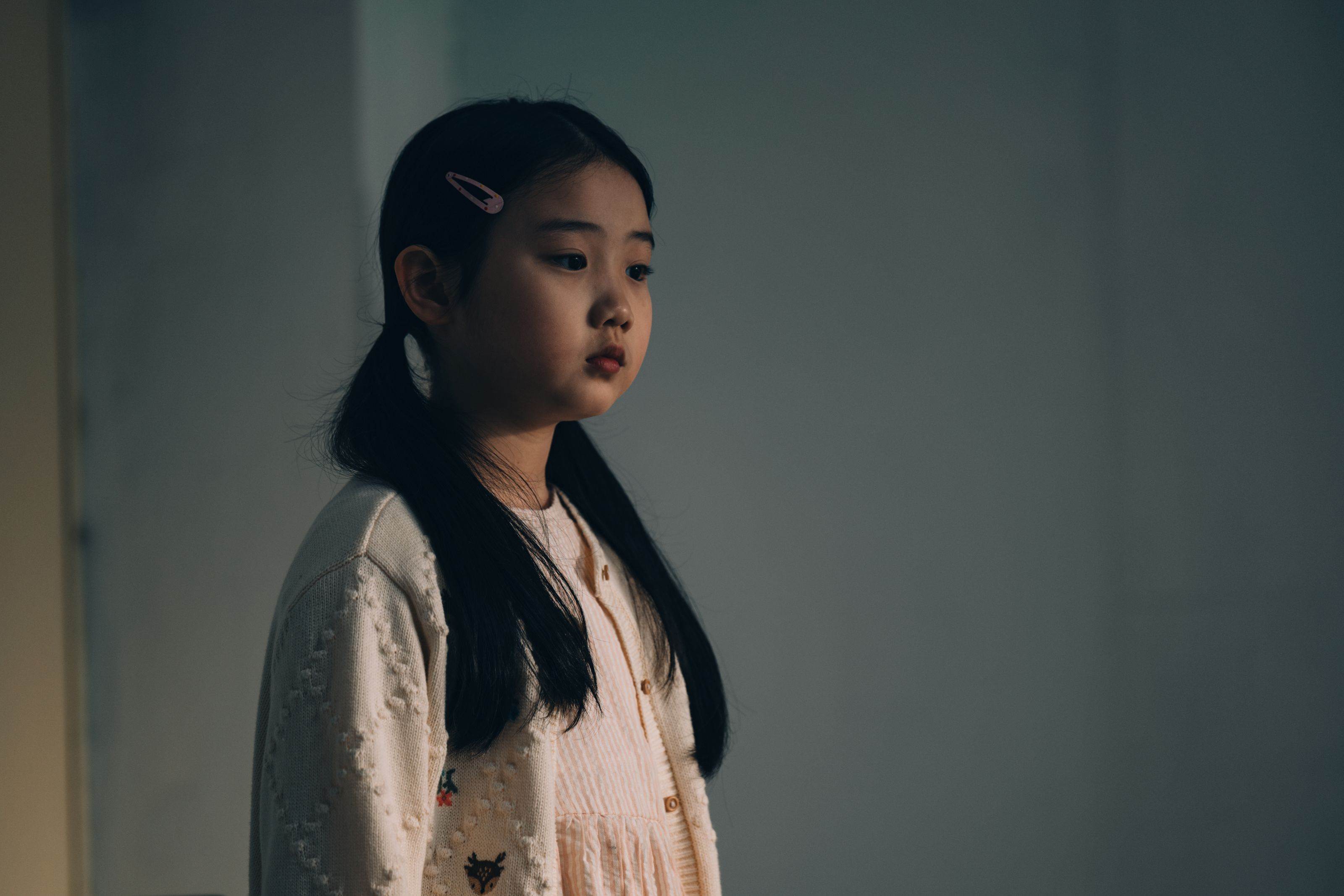 葉子綺在劇中飾演遭受家暴的孩子。（圖／公視提供）