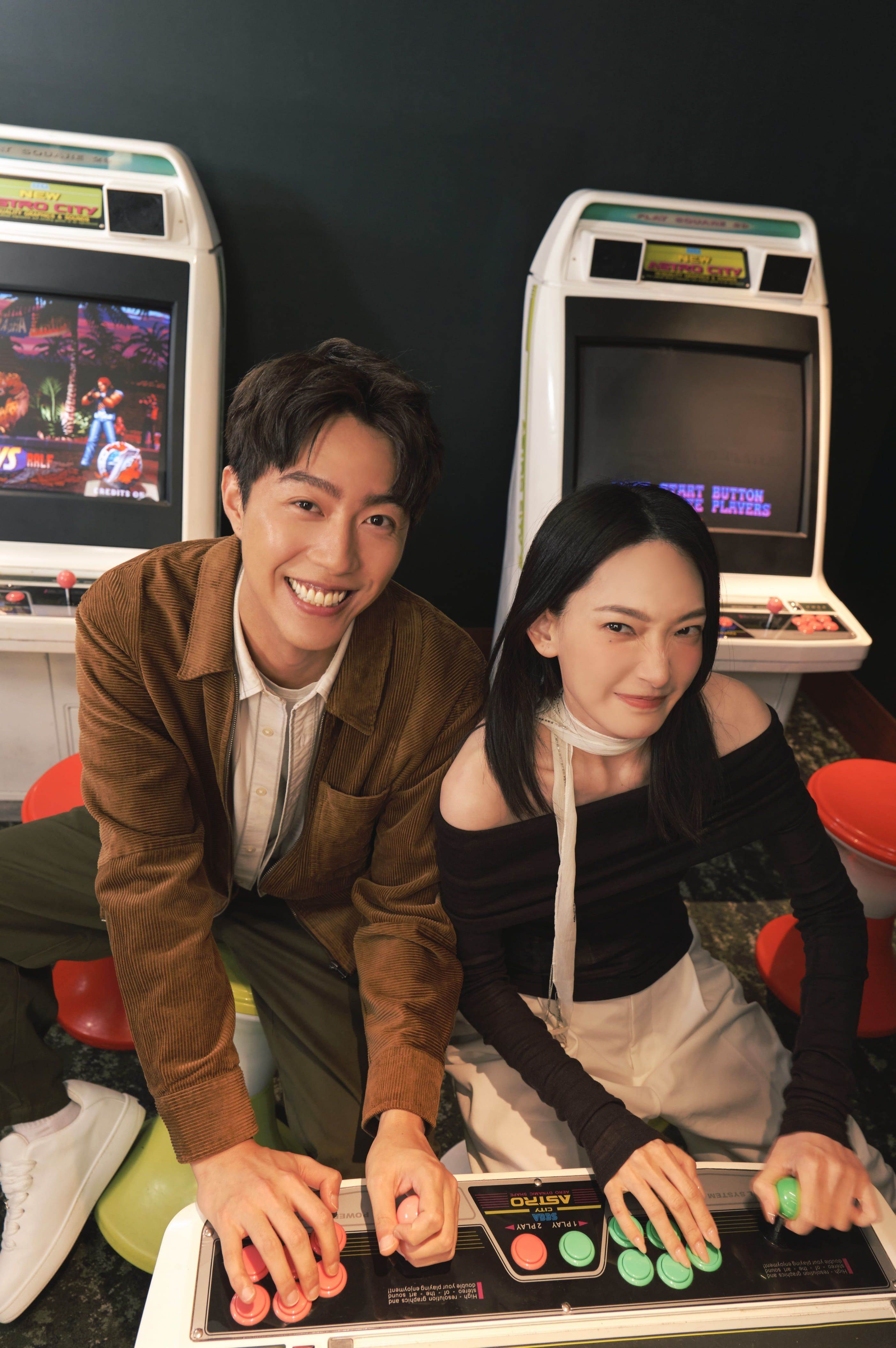 林映唯與蔡凡熙在飯店遊戲室玩到不亦樂乎。（圖／天下南隅）