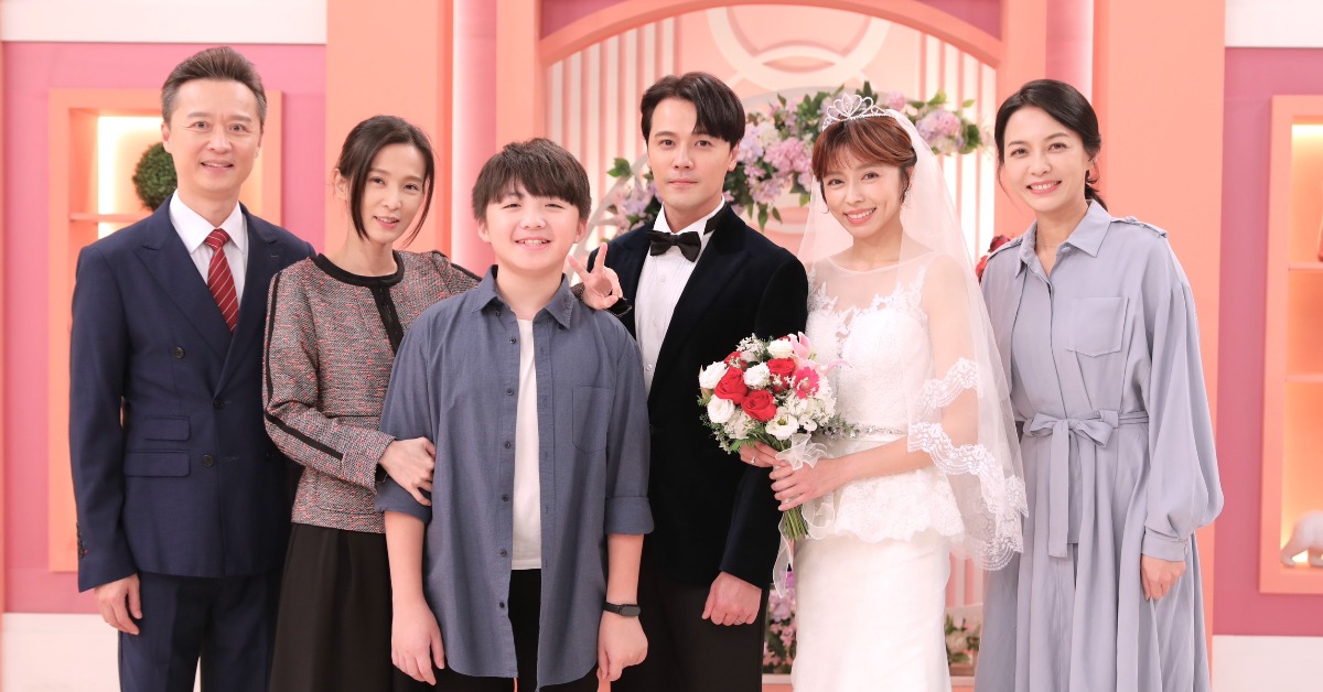 何豪傑、楚宣、王宥謙、黃文星、王瞳、何蓓蓓拍攝全家福。（圖／民視提供）