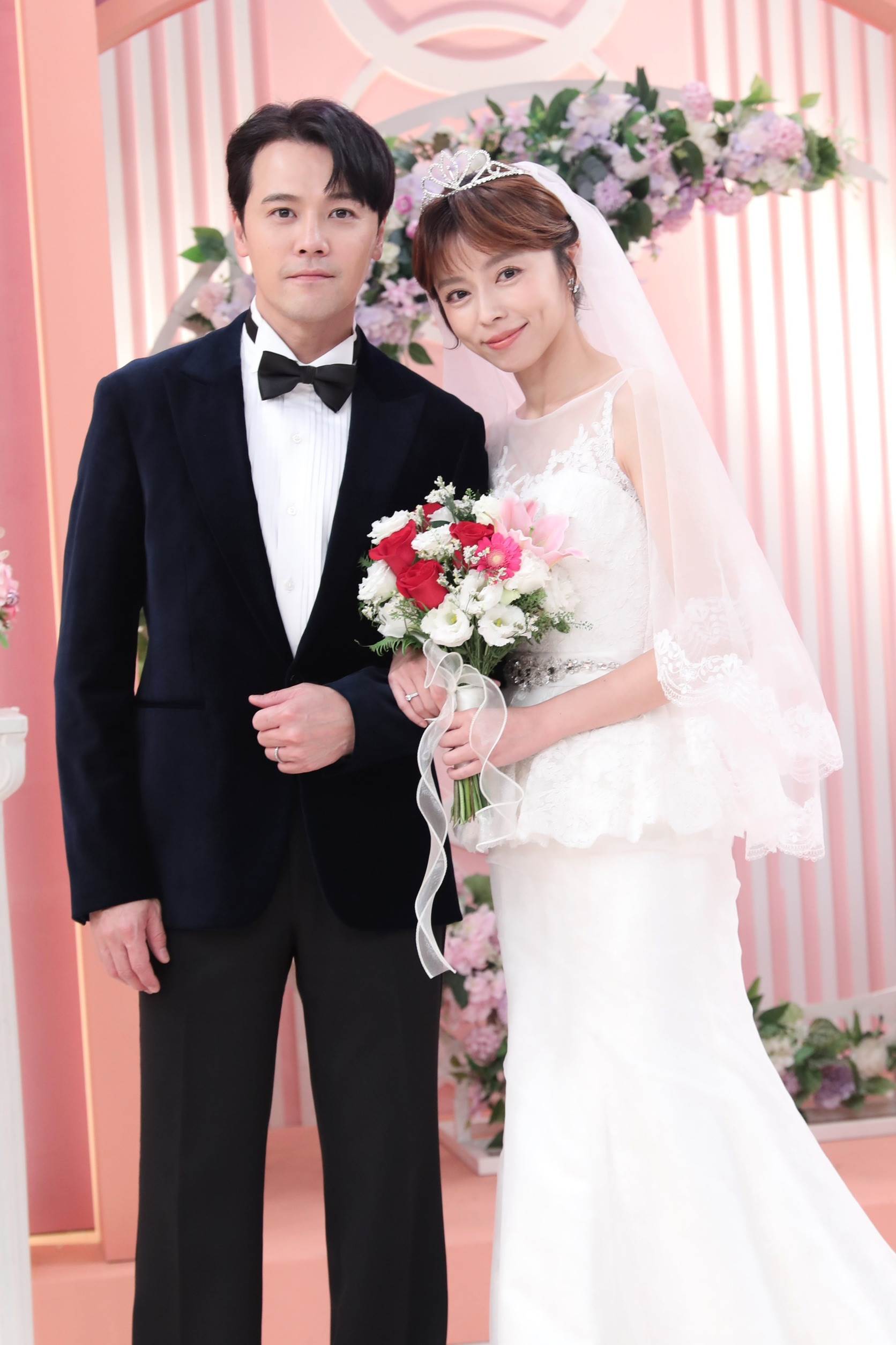 王瞳跟黃文星拍攝婚紗照，現場散發粉紅泡泡。（圖／民視提供）