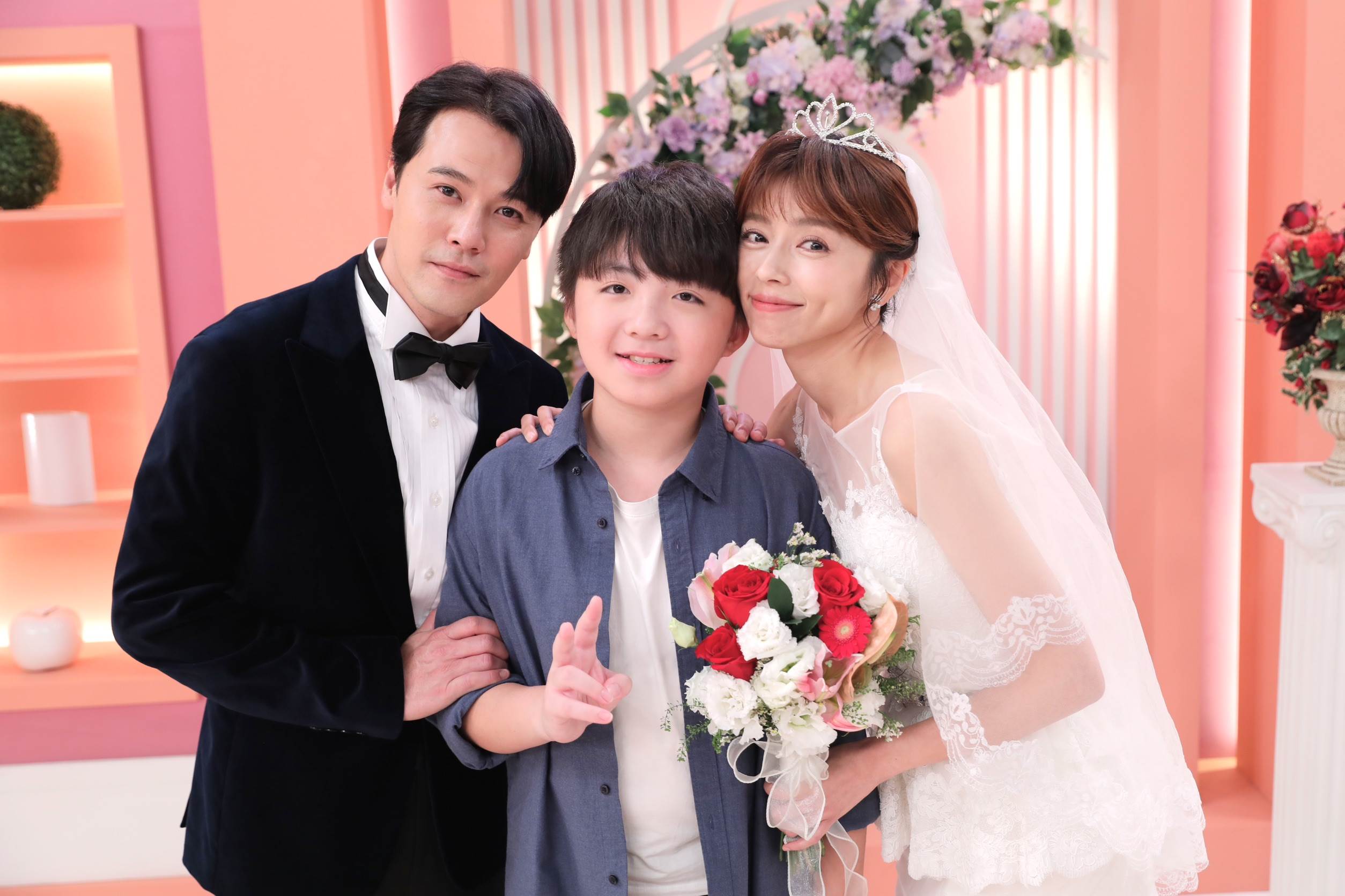 王瞳、黃文星穿上婚紗西裝，和劇中兒子王宥謙拍攝全家福照。（圖／民視提供）