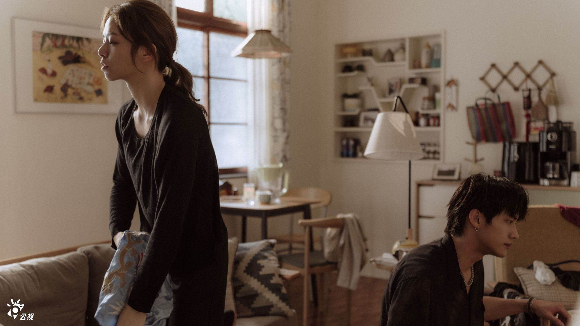 范少勳(右)積極發展事業慘遭挫折，與宋芸樺(左)情感暗生危機。（圖／公共電視、台灣大哥大MyVideo提供）