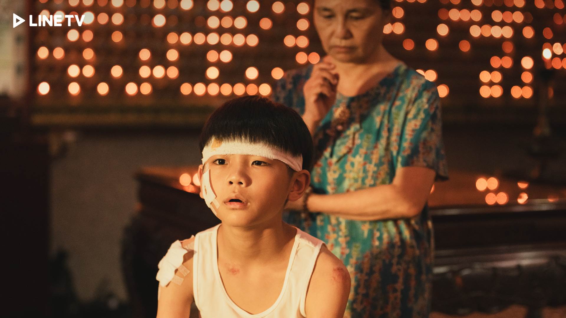 《豬人》洪君昊（左）被懷疑中邪帶去收驚。（圖／LINE TV提供）