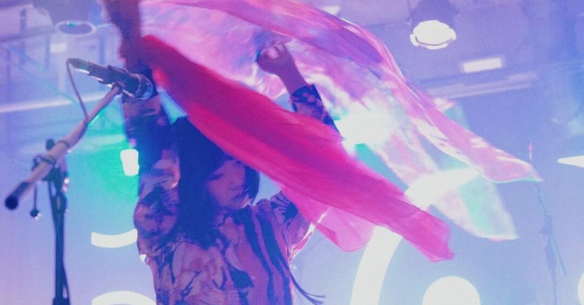 中國大連獨立樂團「普通搖滾樂隊」主唱兼小提琴手解惠鈞，工作期間發生意外辭世。（圖／翻攝自微博）