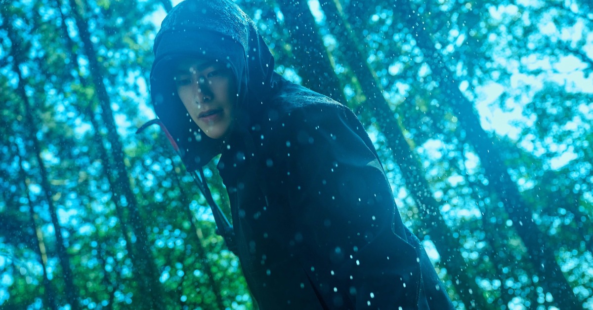 曾敬驊飾演背負暴力與陰影的「暴雨殺人魔」李壬曜。（圖／Netflix）