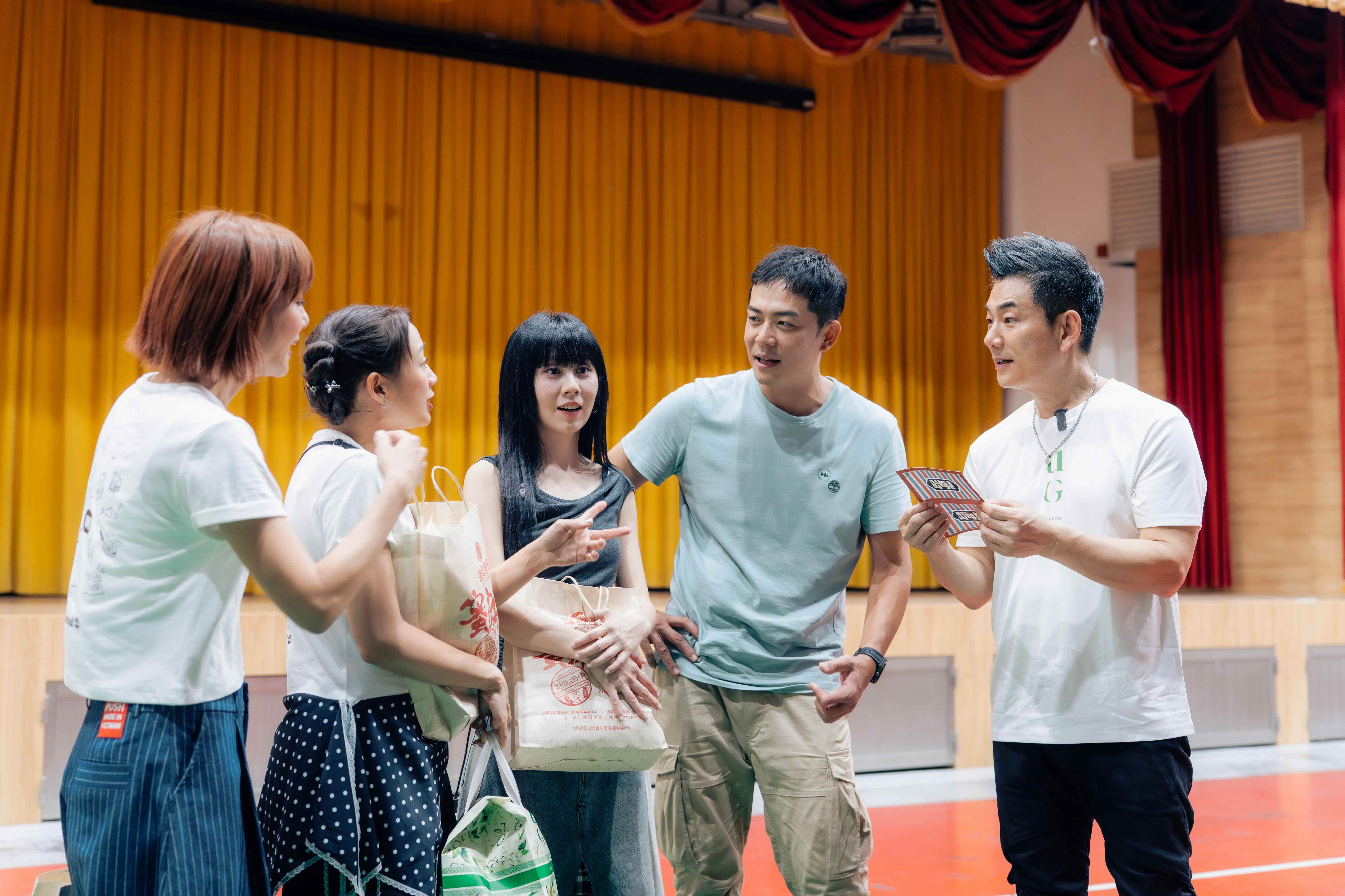 任賢齊與姚元浩、莎莎、白安、鬼鬼見證遶境盛事。（圖／好看娛樂提供）