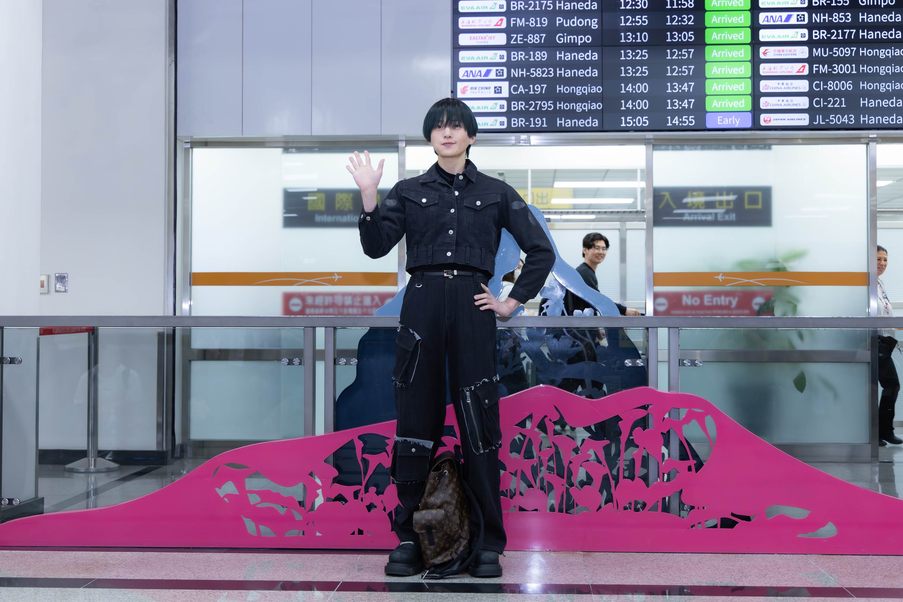 日本男團FANTASTICS from EXILE TRIBE成員八木勇征抵達松山機場。(圖/COME ON JKSSP提供)