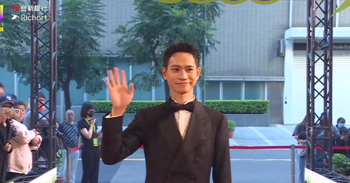 Andy帥氣踏上走鐘獎紅毯。（圖／翻攝自YouTube @ 走鐘獎頒獎典禮 Walk Bell John Awards）