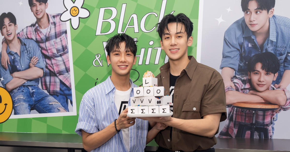 《黑白原來是真的》葛兆恩（右）、紀成澔重返拍攝場景舉辦慶功媒體茶敘。（圖／結果娛樂提供）