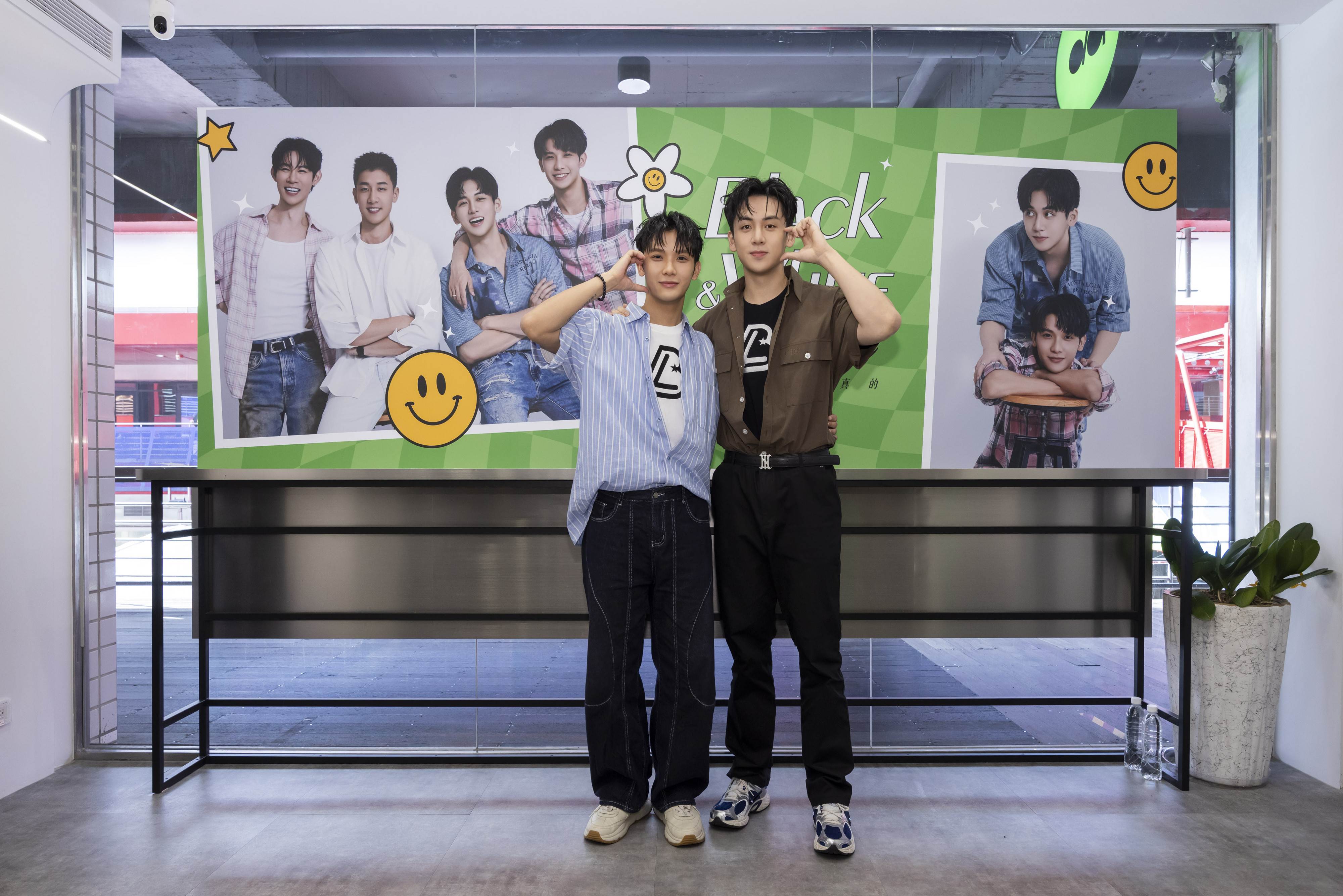 《黑白原來是真的》葛兆恩（右）、紀成澔提及劇中許多橋段設計來自粉絲的敲碗期待。（圖／結果娛樂提供）