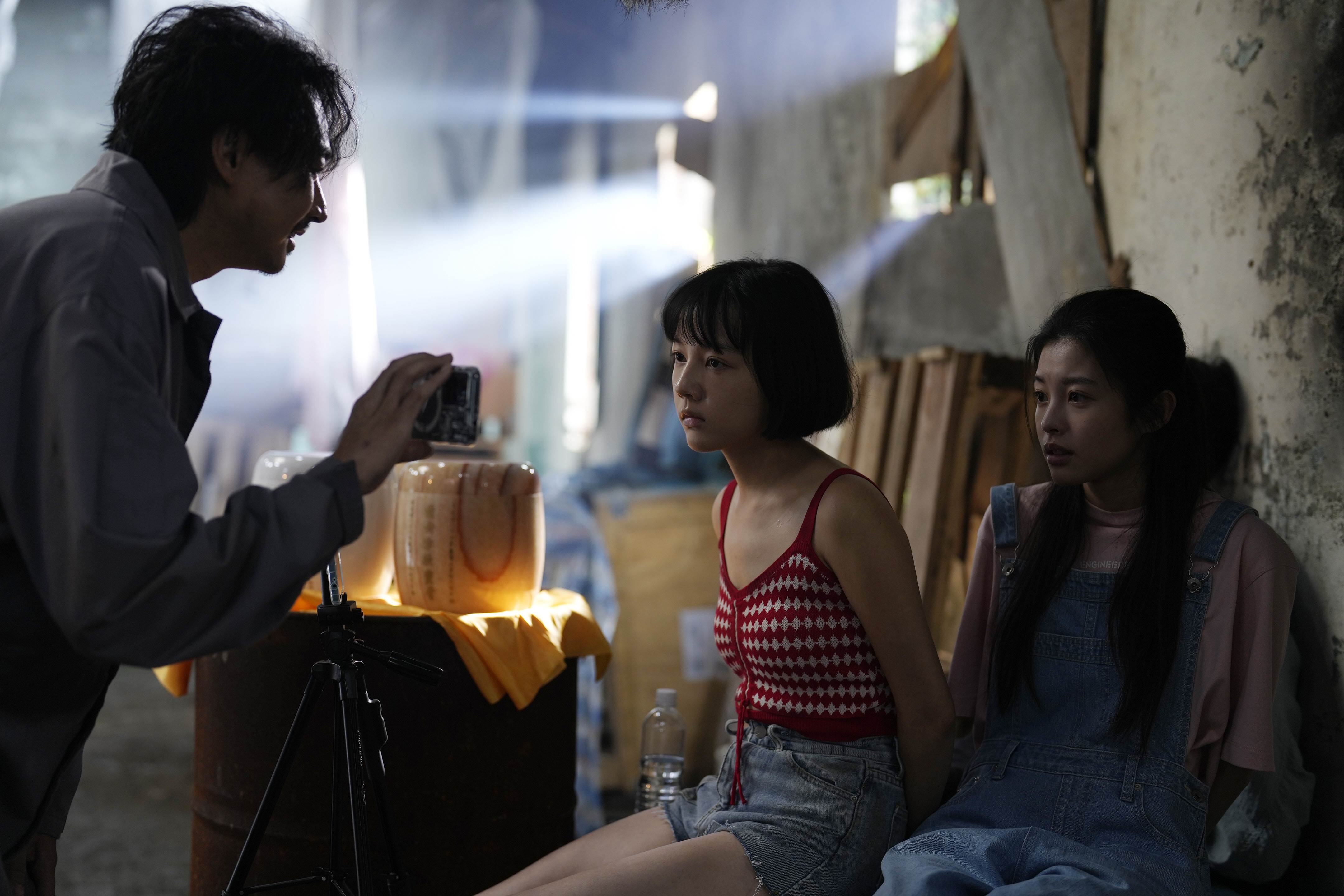 《看看你有多愛我》林思廷（中）、詹子萱接連遭綁架，左為狄志杰。（圖／晴天影像提供）