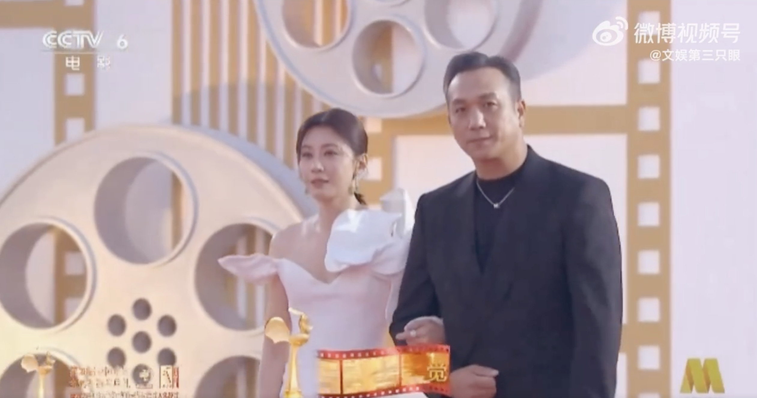 賈靜雯和中國大陸演員黃覺走紅毯。（圖／翻攝自微博）