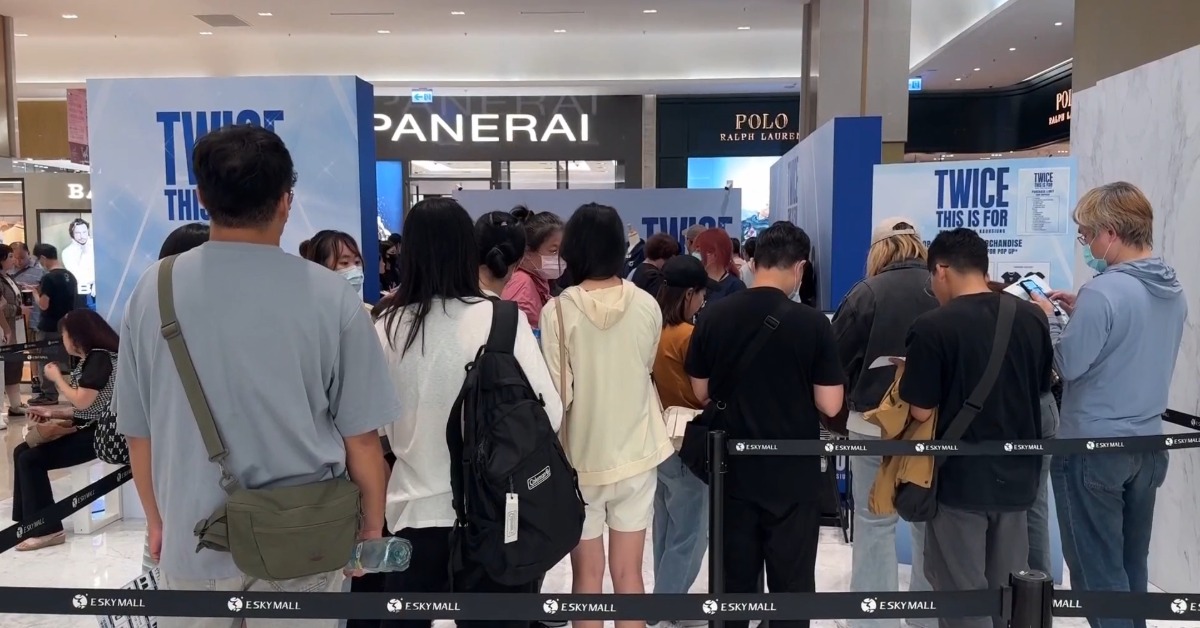 15號一大清早高雄的TWICE快閃店還沒開門就大排長龍。