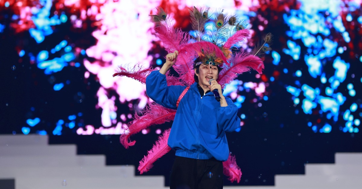 韓國男團Super Junior成員在《SUPER SHOW 10》上扮演成孔雀。（圖／讀者提供）