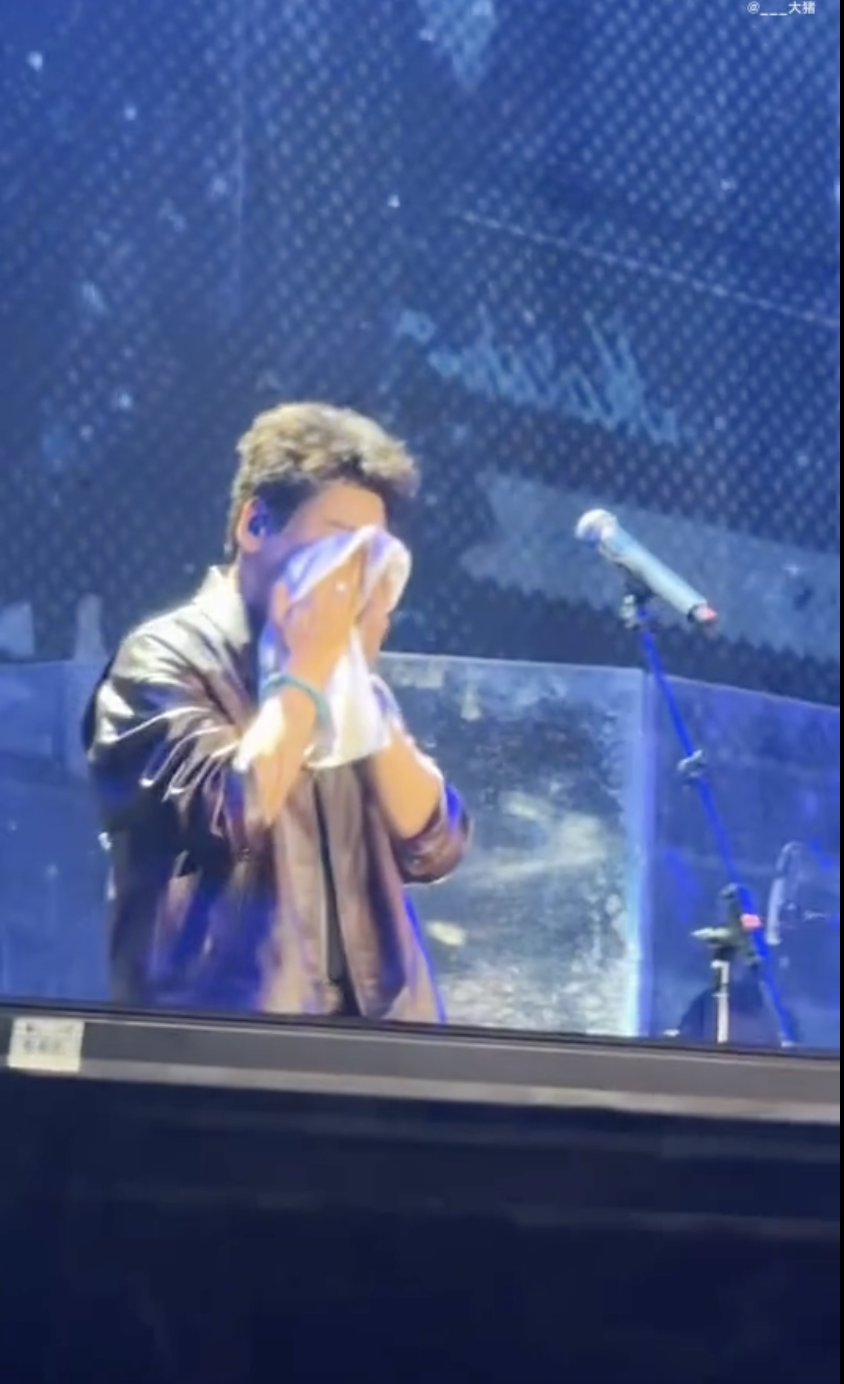 朱孝天唱〈大約在冬季〉到一半時突掩面痛哭。（圖／翻攝自微博）