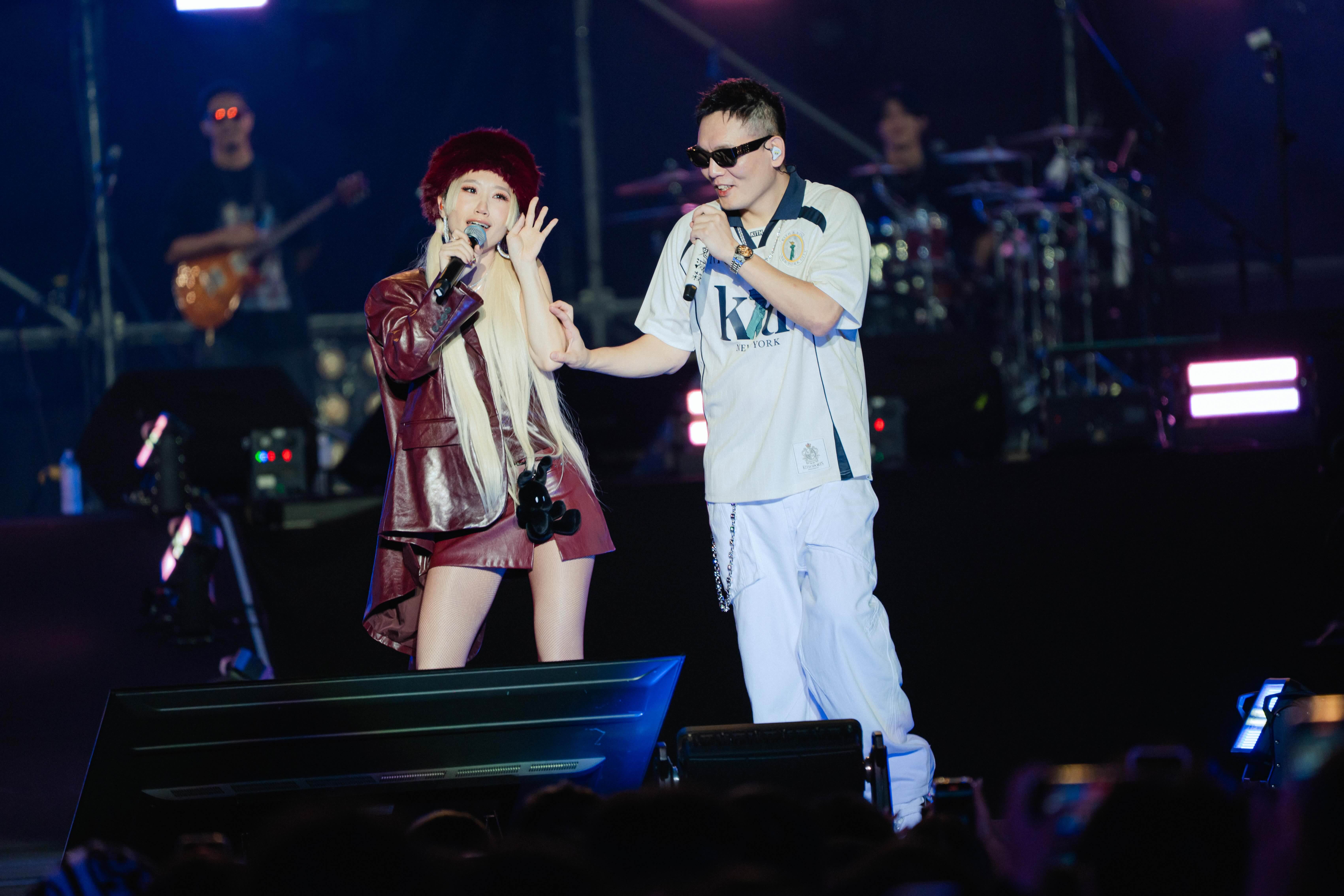 Lulu（左）綜藝魂爆發 台上誘惑春風。（圖／KKLIVE、混血兒娛樂提供）