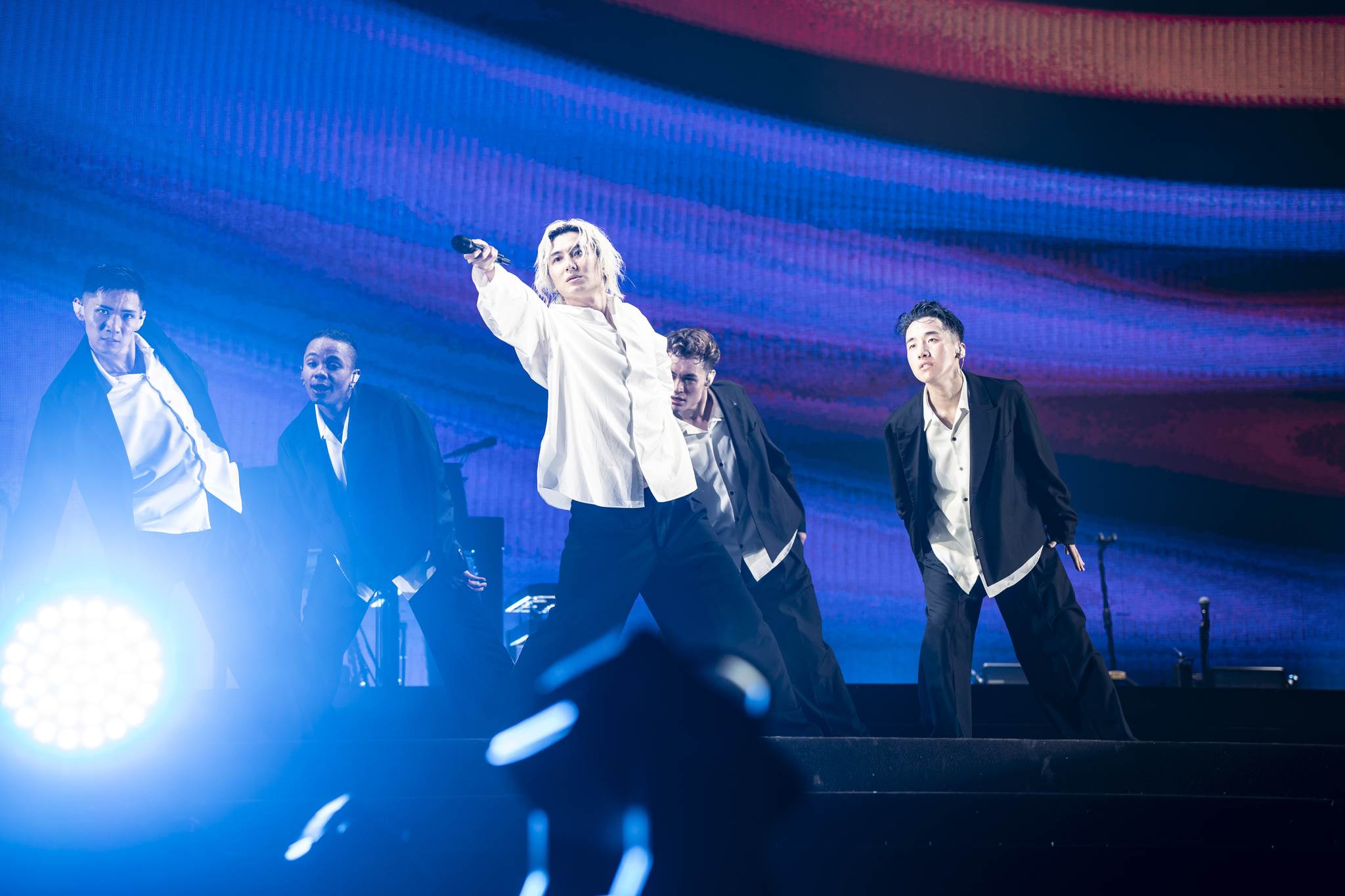 日本創作歌手藤井風去年還在台北小巨蛋演出，對於他穿著藍白拖的歌迷反應覺得印象深刻。（圖／環球音樂提供）