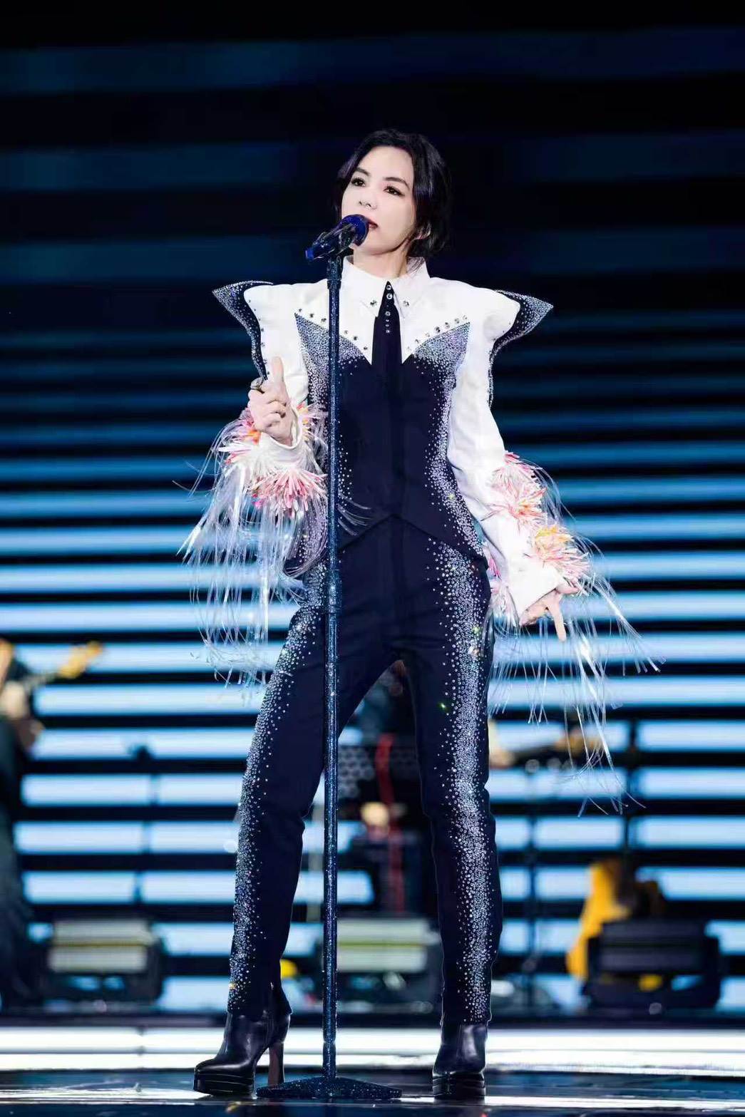 女星Ella陳嘉樺踏入演藝第24年，以經典作品陪伴粉絲青春。（圖／勁樺娛樂提供）