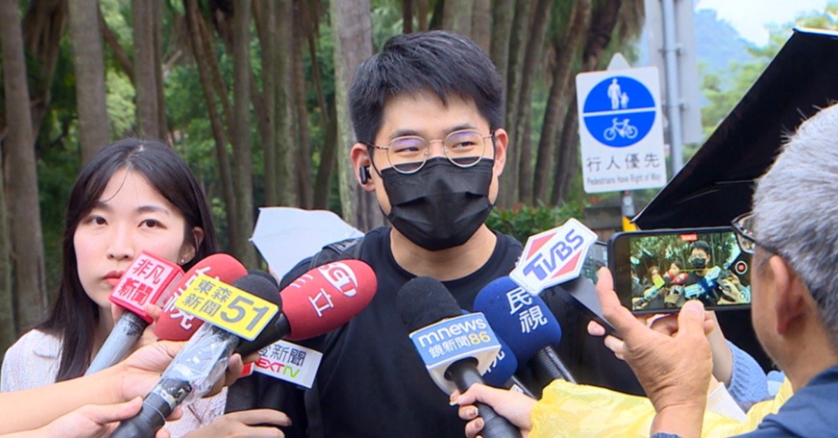 台大電機系校友，為維護校譽頂下發雞排的承諾。（圖／東森新聞）