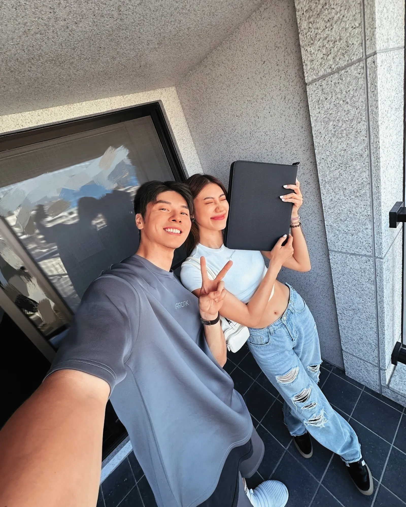 健身教練蔣政與女友紀艾希交往多年，捲入<a href='https://star.ebc.net.tw/search/tags/性騷擾/' target='_blank'>性騷擾</a>案又被爆動手打人事件。（圖／翻攝自蔣政Instagram）