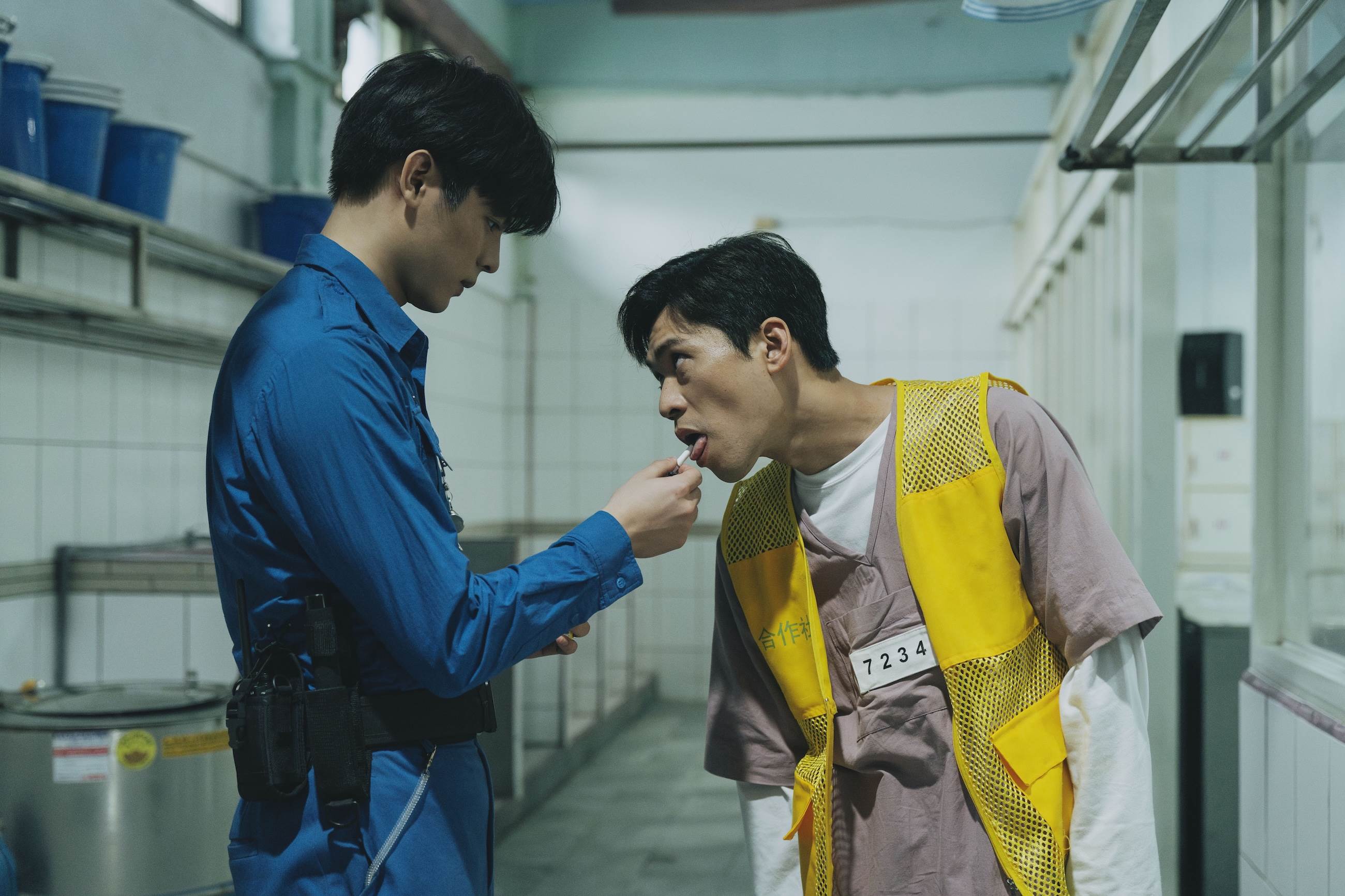 金鐘男配黃迪揚監獄權勢猥褻戲　邱以太：全身都被摸透。（圖／愛奇藝國際版、壹壹影業提供）