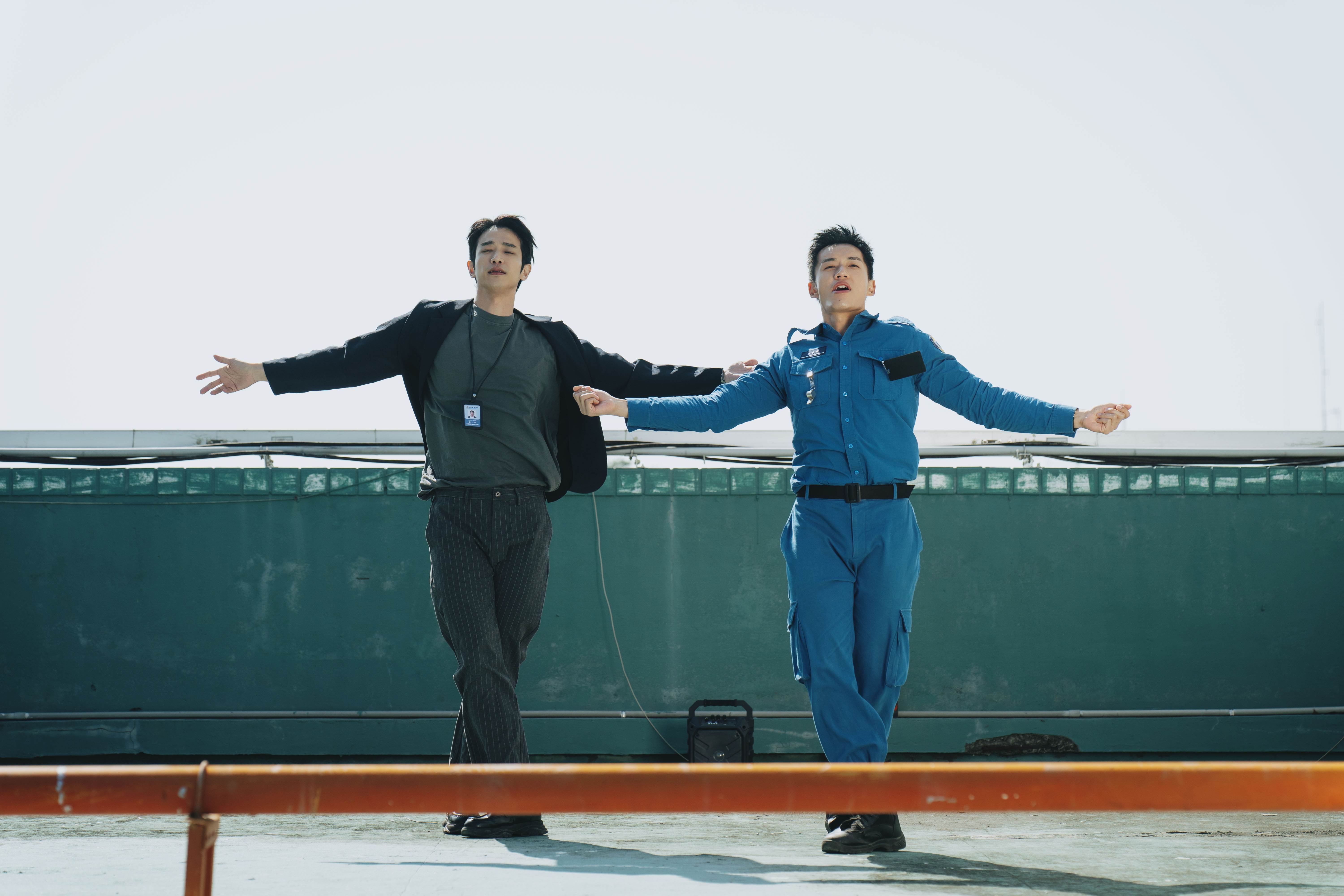 <a href='https://star.ebc.net.tw/search/tags/劉以豪/' target='_blank'>劉以豪</a>與<a href='https://star.ebc.net.tw/search/tags/陳澤耀/' target='_blank'>陳澤耀</a>為了鼓勵Darren振作，甚至合力跳起他當年紅翻天的洗腦神曲〈不開心就跳起來〉。（圖／愛奇藝國際版、壹壹影業）