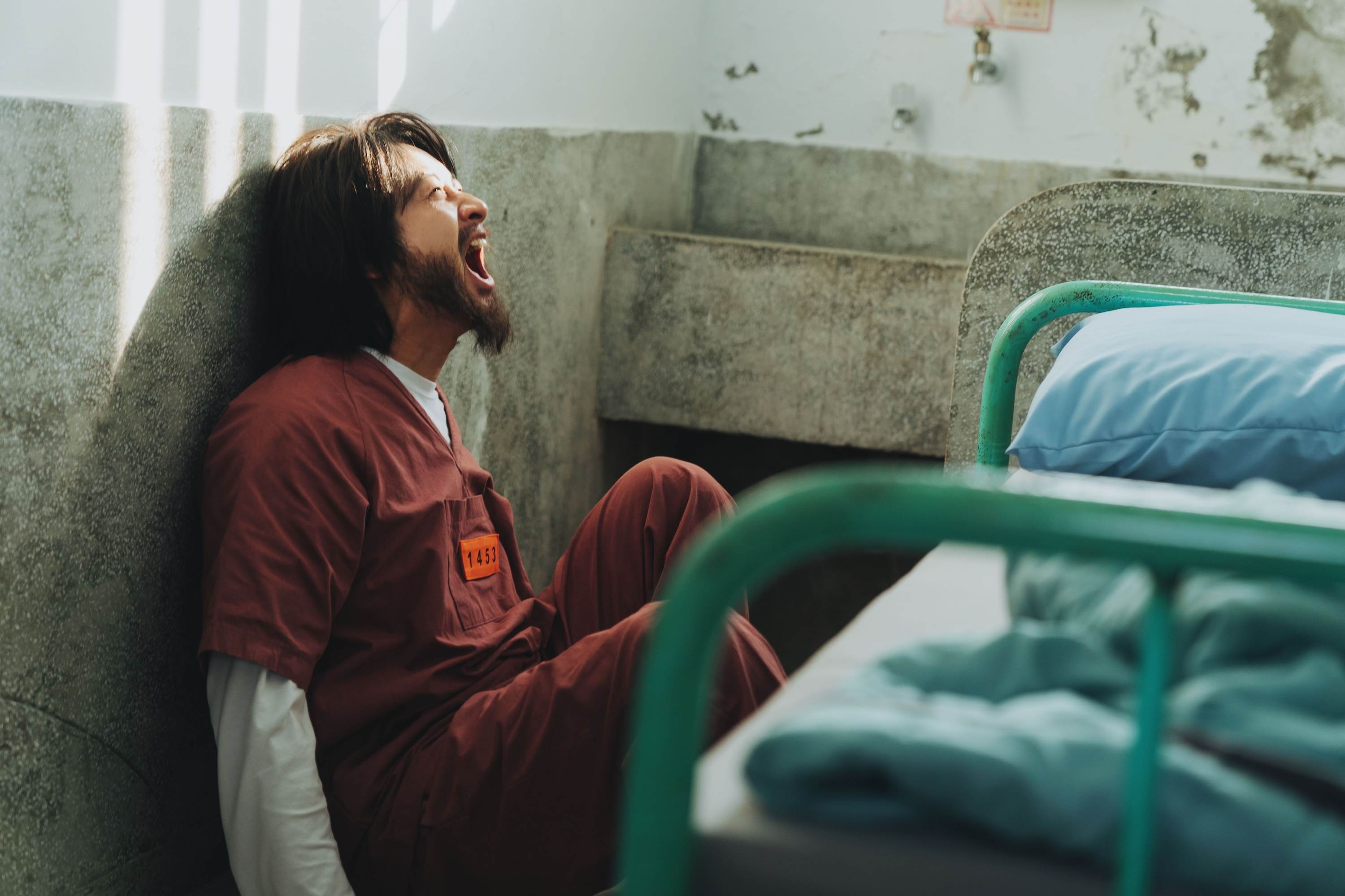 Darren劇中因一場事故撞死人，人生完全失控，鬍子蓬亂、精神萎靡。（圖／愛奇藝國際版、壹壹影業）