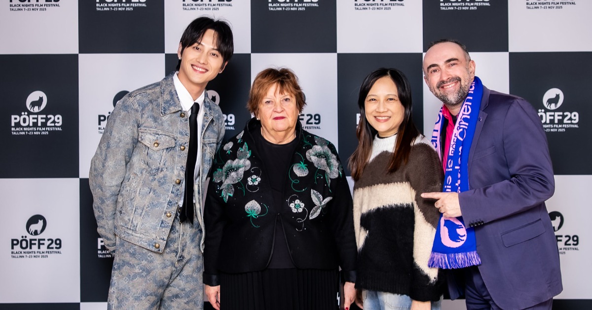 《失樂園》導演蔡銀娟（右二）與演員范少勳（左一）在塔林黑夜影展走黑毯，與影展方合影。（圖／冬候鳥電影、文策院）