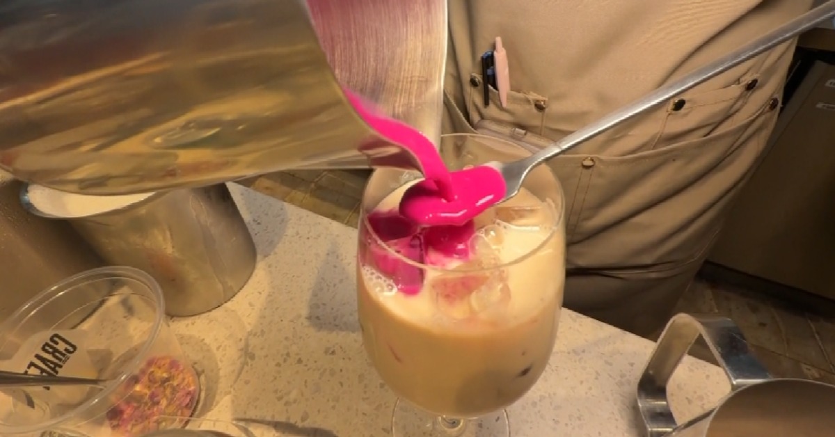 火龍果汁，搭配奶茶奶蓋，這一杯就是期間限定「韓國女團TWICE特調」。（圖／東森新聞）