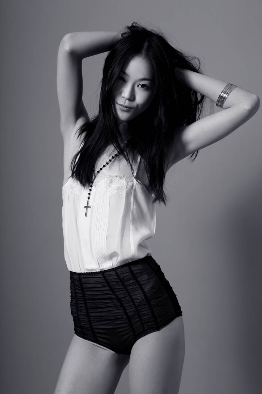 鍾瑶在書中分享到紐約經紀公司拍攝的模特資料卡。（圖／星星相藝提供）