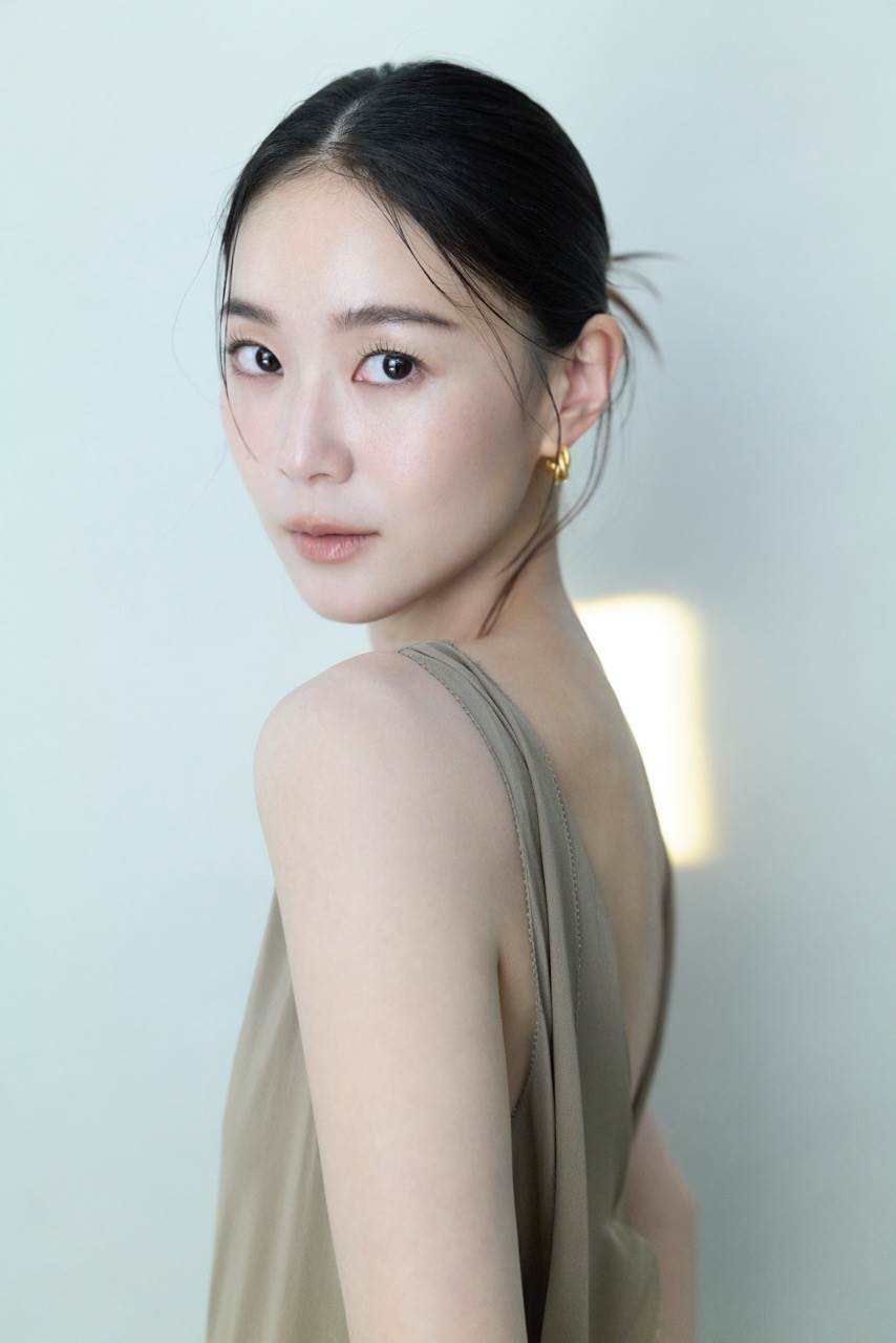 鍾瑶在書中分享許多未公開的故事。（圖／星星相藝提供）