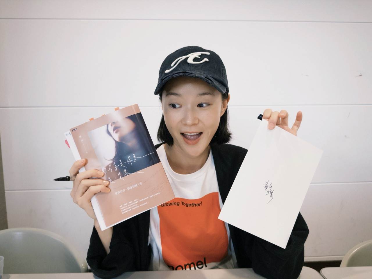 鍾瑶親自參與新書發行的過程。（圖／星星相藝提供）