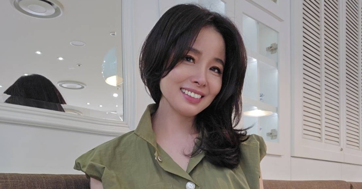 呂文婉近日到白沙屯拱天宮參拜時，遭一名陌生婦人突然塞給她一張籤詩。（圖／翻攝自呂文婉臉書）