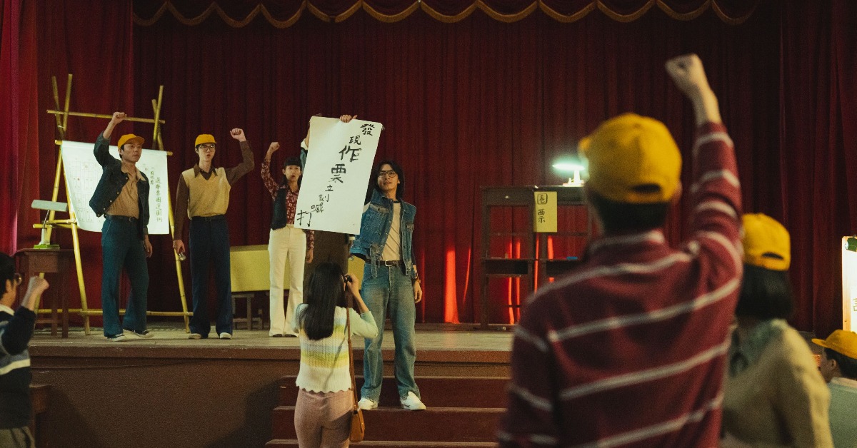 宋柏緯電影中飾演熱血青年，號召青年們一起監督投票。（圖／瀚草文創GrX STUDIO）