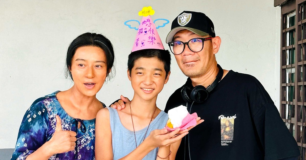 范冰冰在《地母》片中與白潤音演出母子，右為導演張吉安。（圖／海鵬影業）