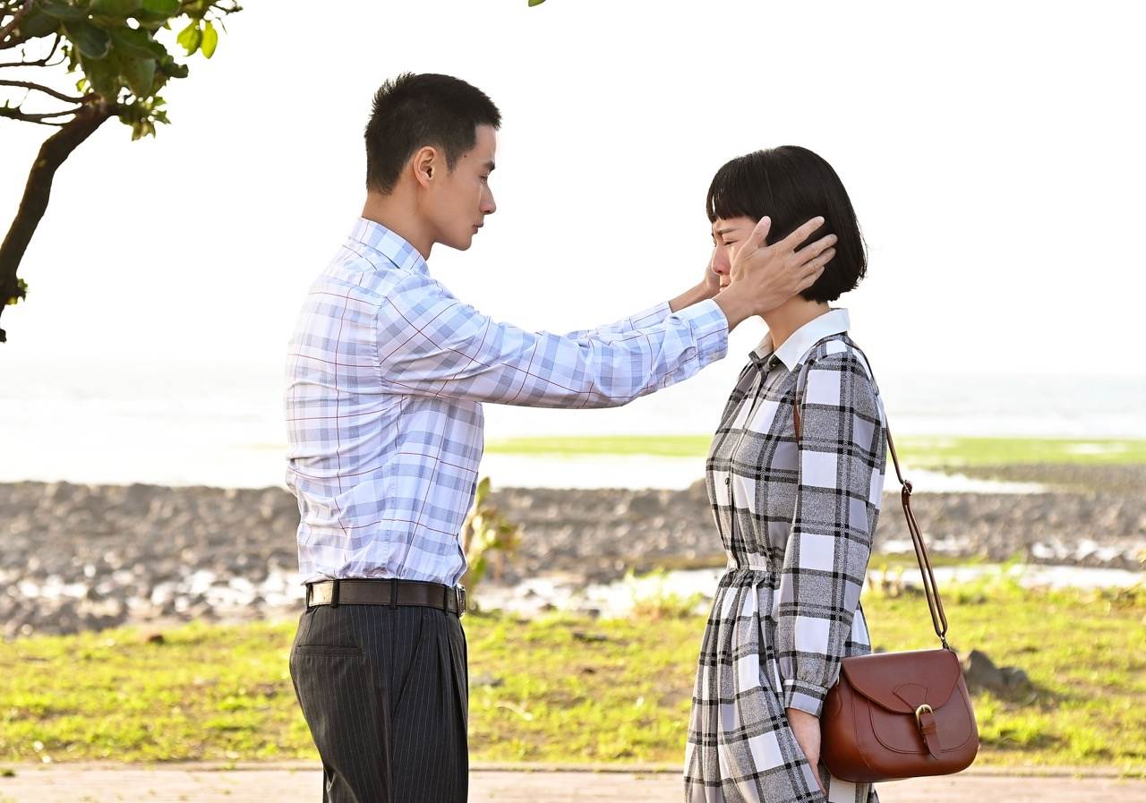 盧彥澤(左)邊拍戲邊幫何宜珊固定髮型，十分貼心。（圖／台視提供）