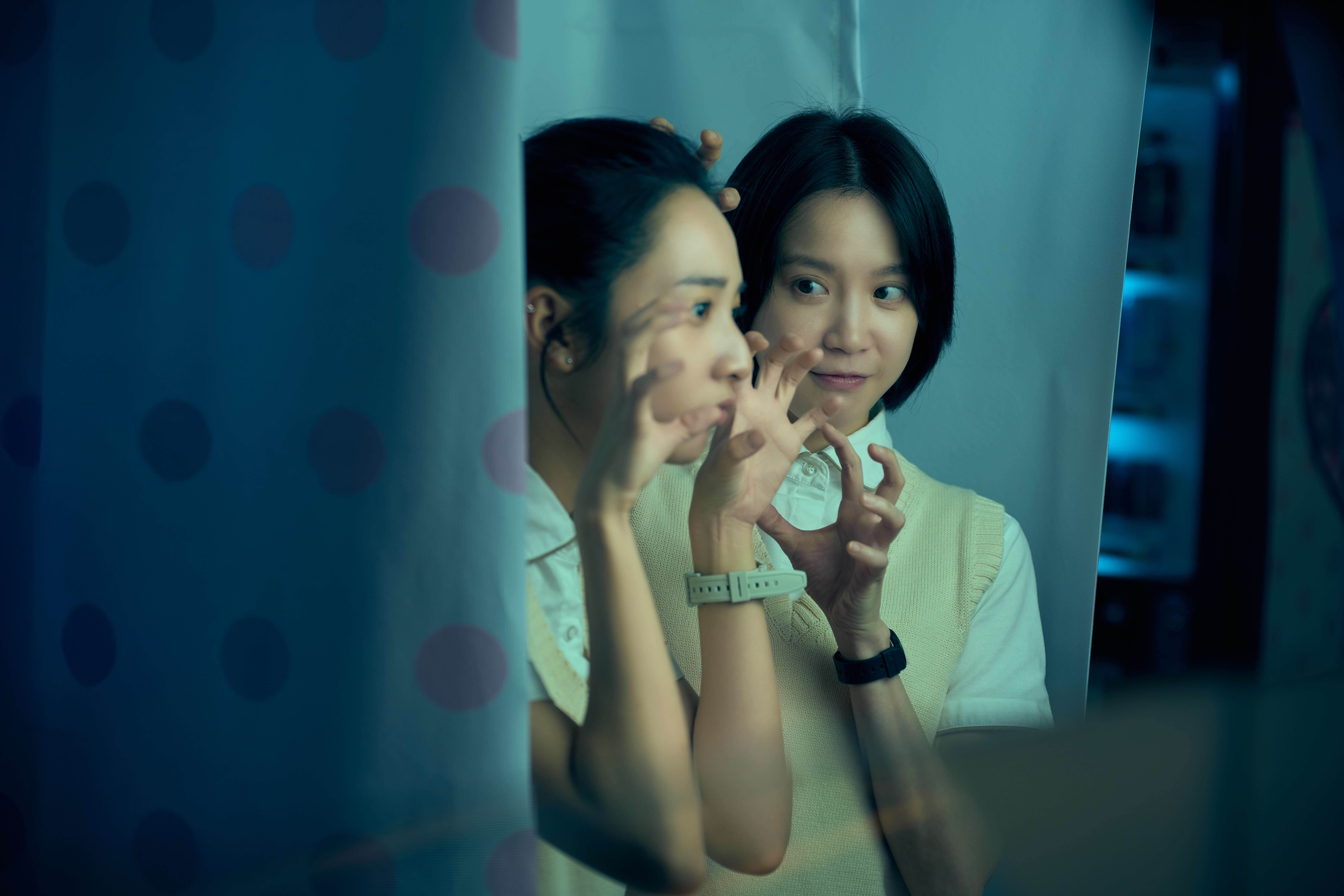 程予希壓抑演技大爆發，完美詮釋角色收粉絲私訊。（圖／Netflix提供）