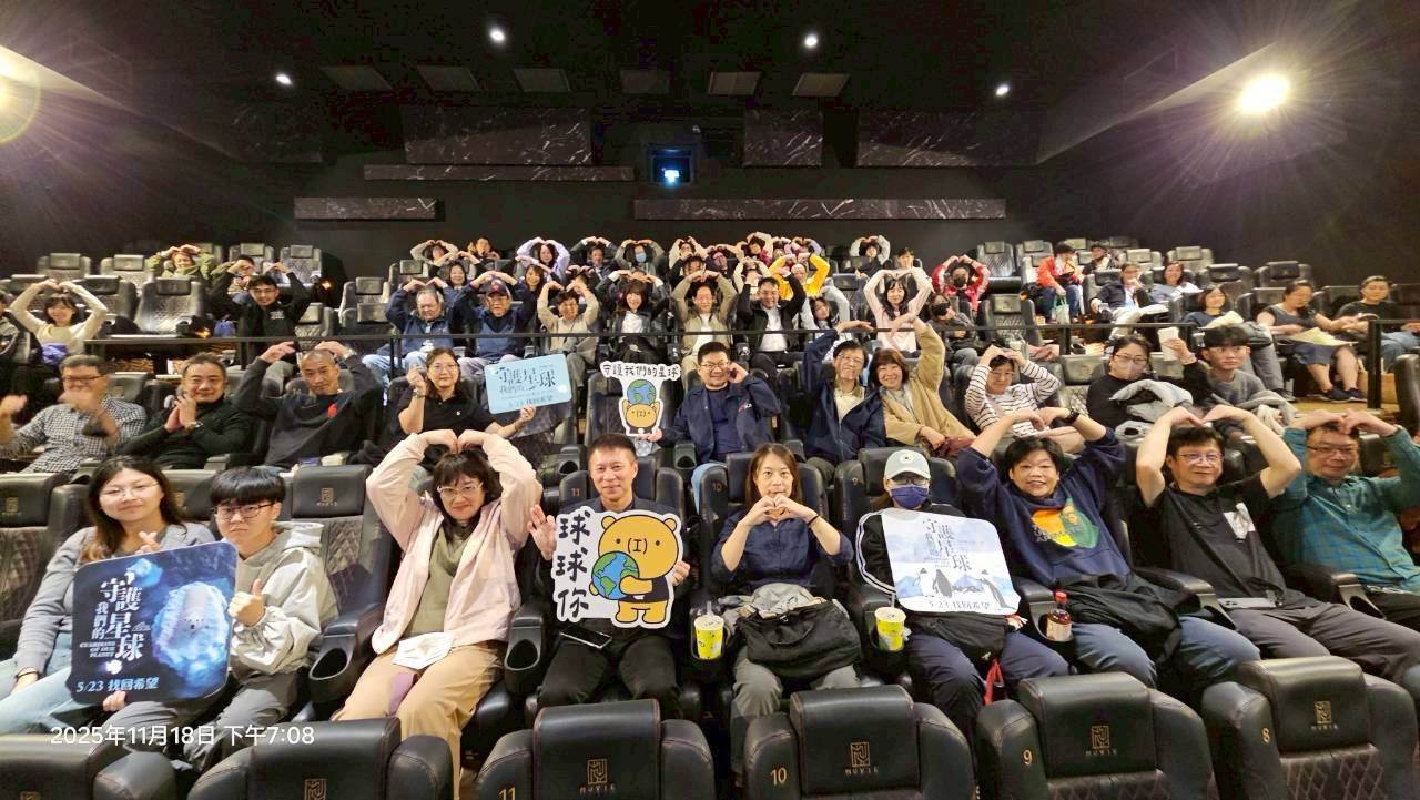 東森電視董事長林文淵親自包場，邀請上百位員工與知名導演一同觀影。（圖／東森新聞）