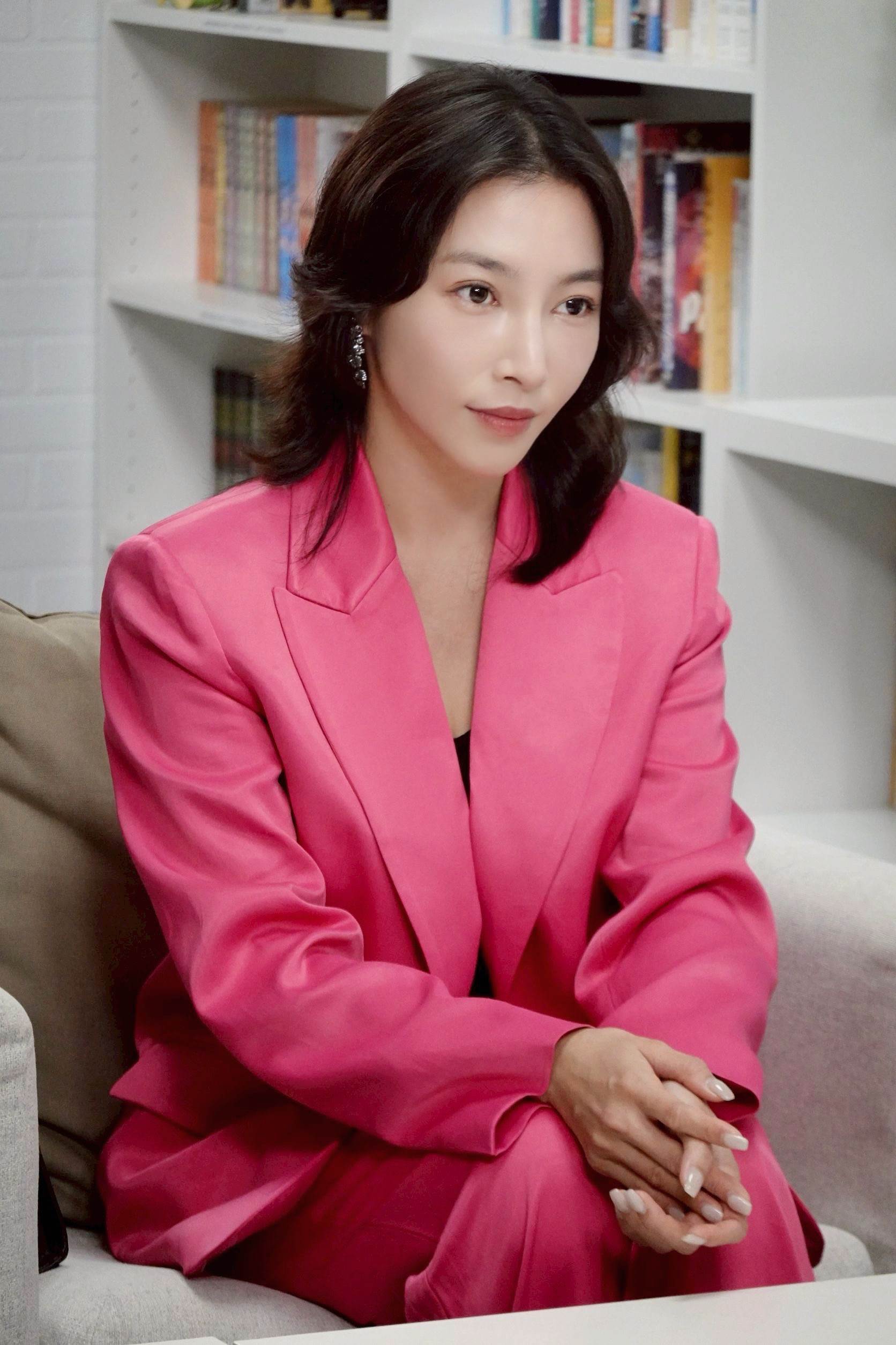 張家瑋以全新俐落短髮宣告回歸八點檔。（圖／民視提供）