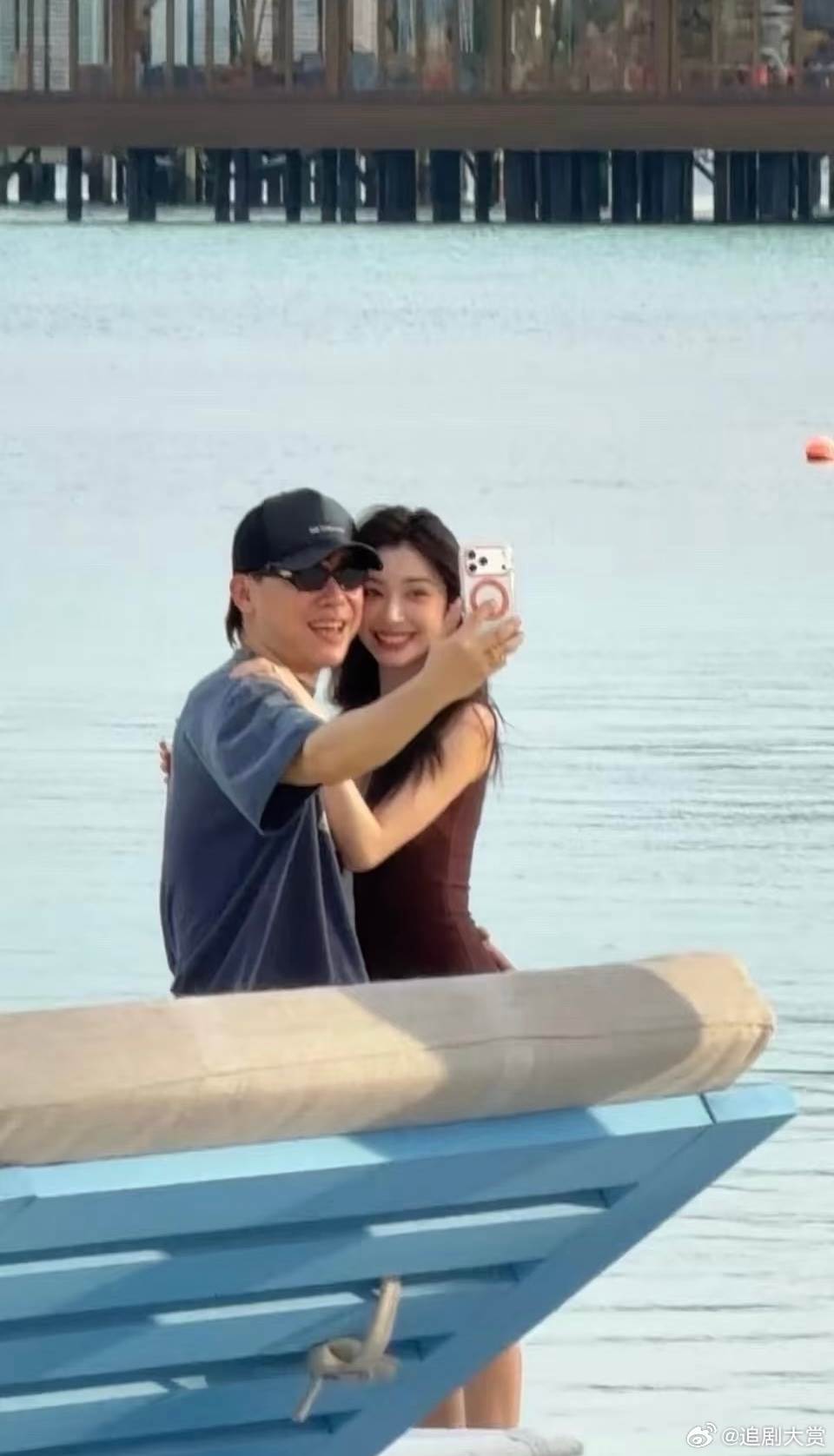 胡彥斌與易夢玲被拍到在海邊擁吻。（圖／翻攝自追劇大賞微博）