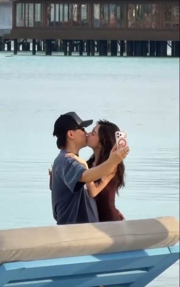 胡彥斌與易夢玲被拍到在海邊擁吻。（圖／翻攝自追劇大賞微博）
