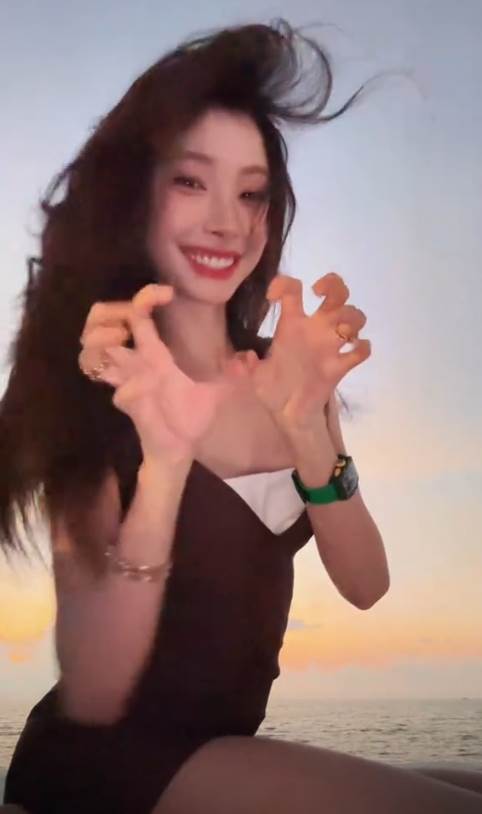 易夢玲發布影片衣著相同。（圖／翻攝自易夢玲抖音）