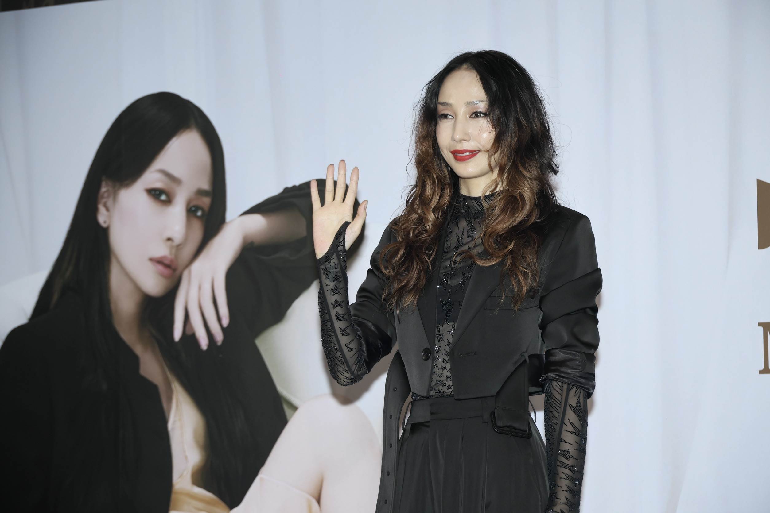 日本歌姬中島美嘉重新穿上了vivienne x <a href='https://star.ebc.net.tw/search/tags/NANA/' target='_blank'>NANA</a>聯名服飾，她也笑說自己打破的「不穿短裙」的封印。（圖／東森娛樂）