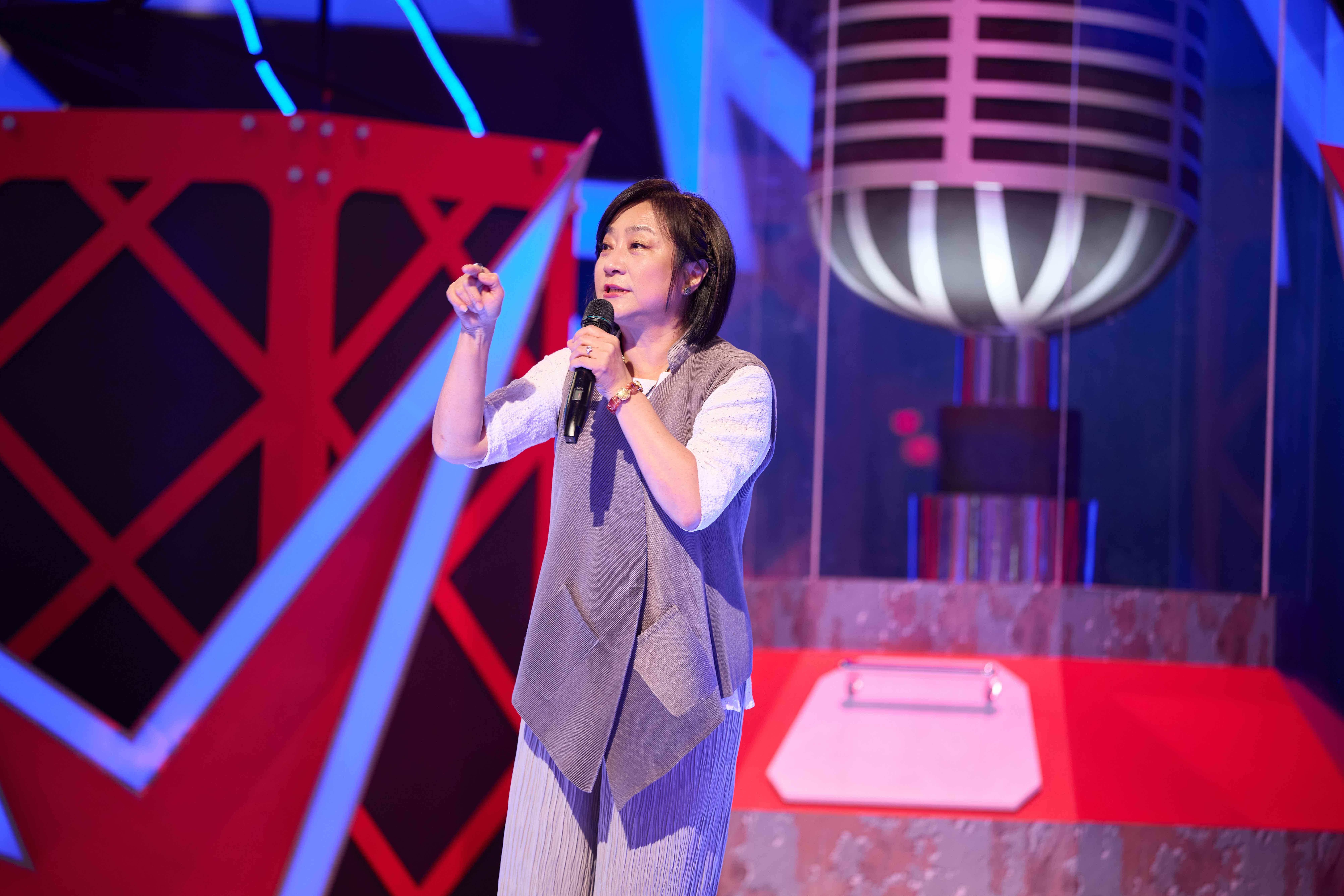 楊麗音滔滔不絕分享遭許效舜吐槽。（圖／公視台語台提供）