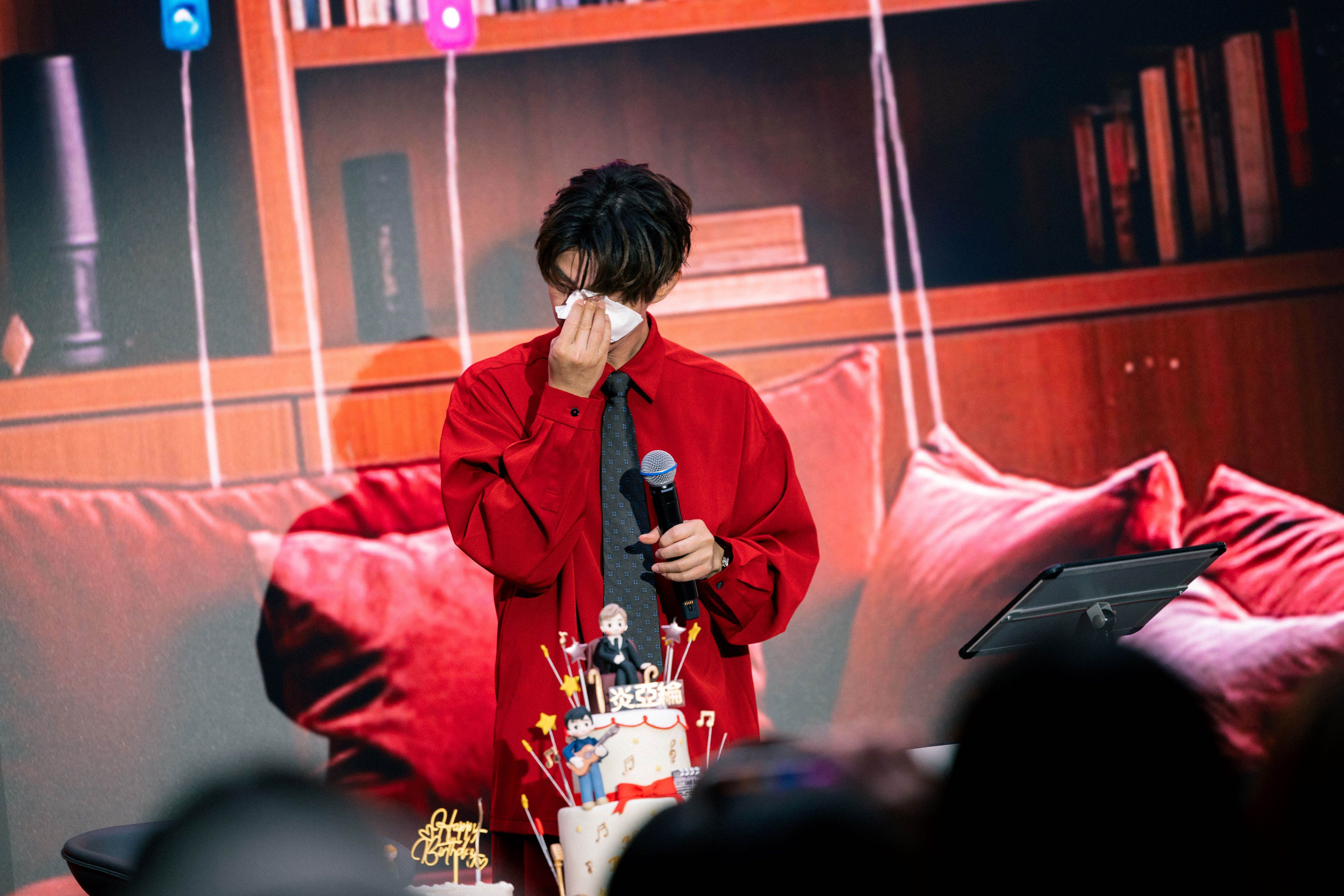 壽星炎亞綸收到厚厚一疊手寫卡片，讀到一半忍不住感動落淚。（圖／晴空鳥提供）