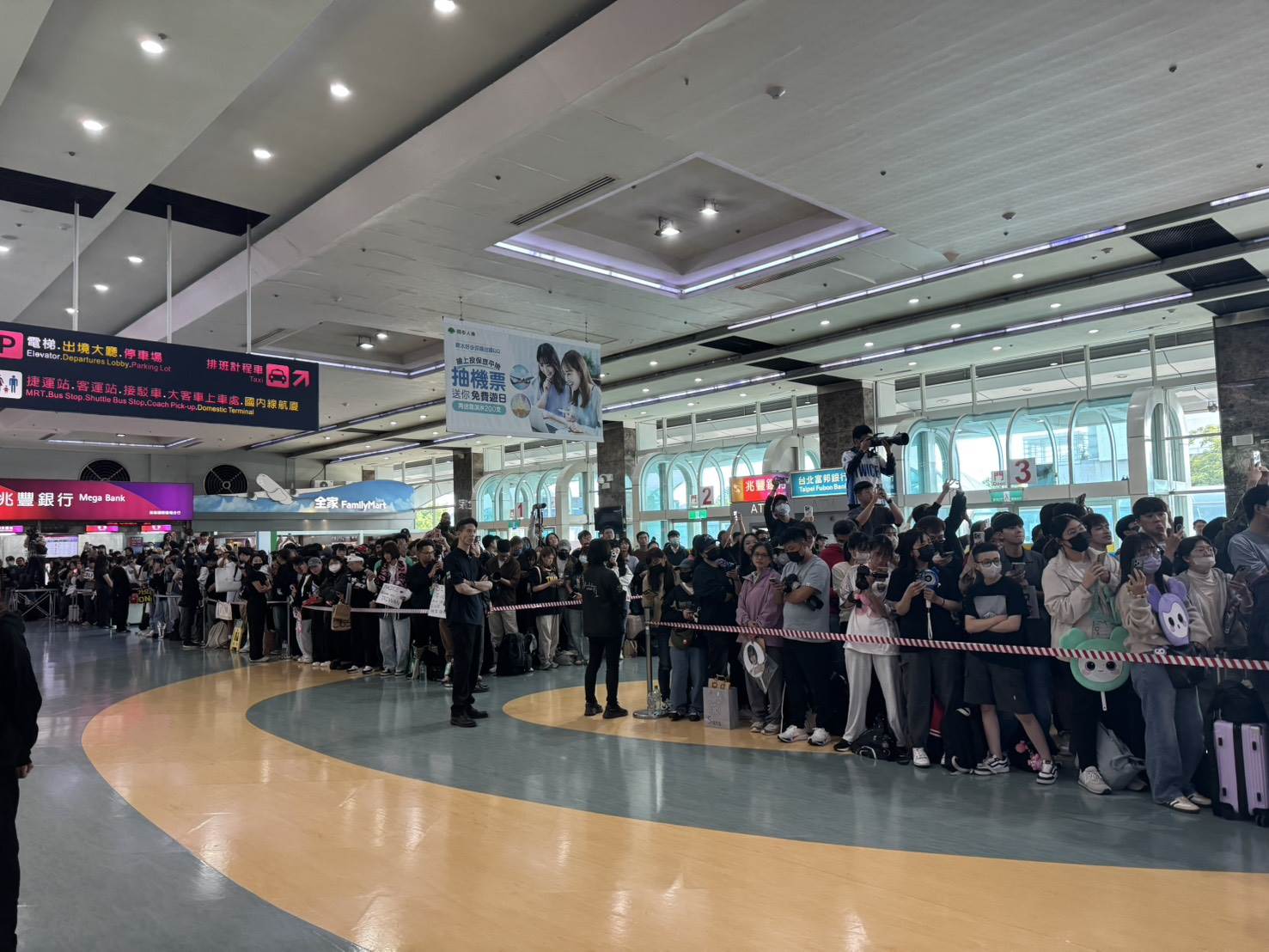 現場千名ONCE在小港<a href='https://star.ebc.net.tw/search/tags/接機/' target='_blank'>接機</a>。（圖／記者楊雅芸攝）